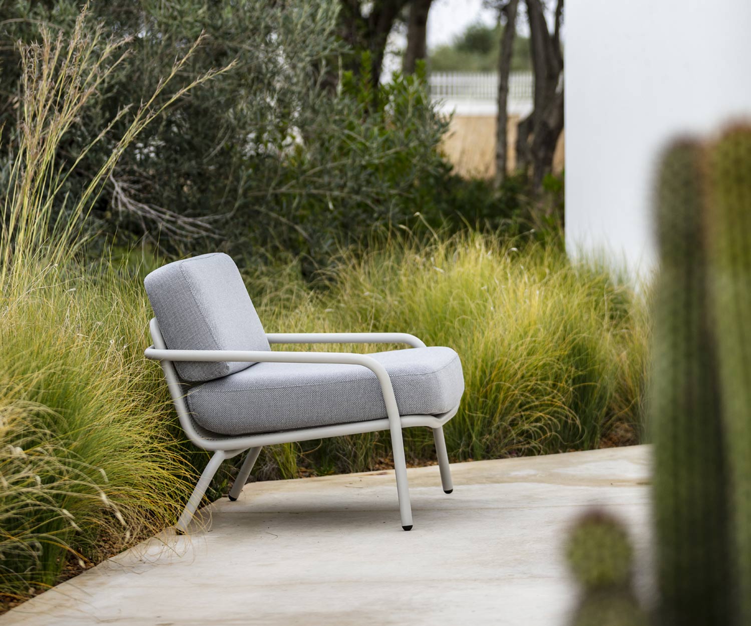 Todus Starling Design Veranda Sessel mit weißem Stoffbezug