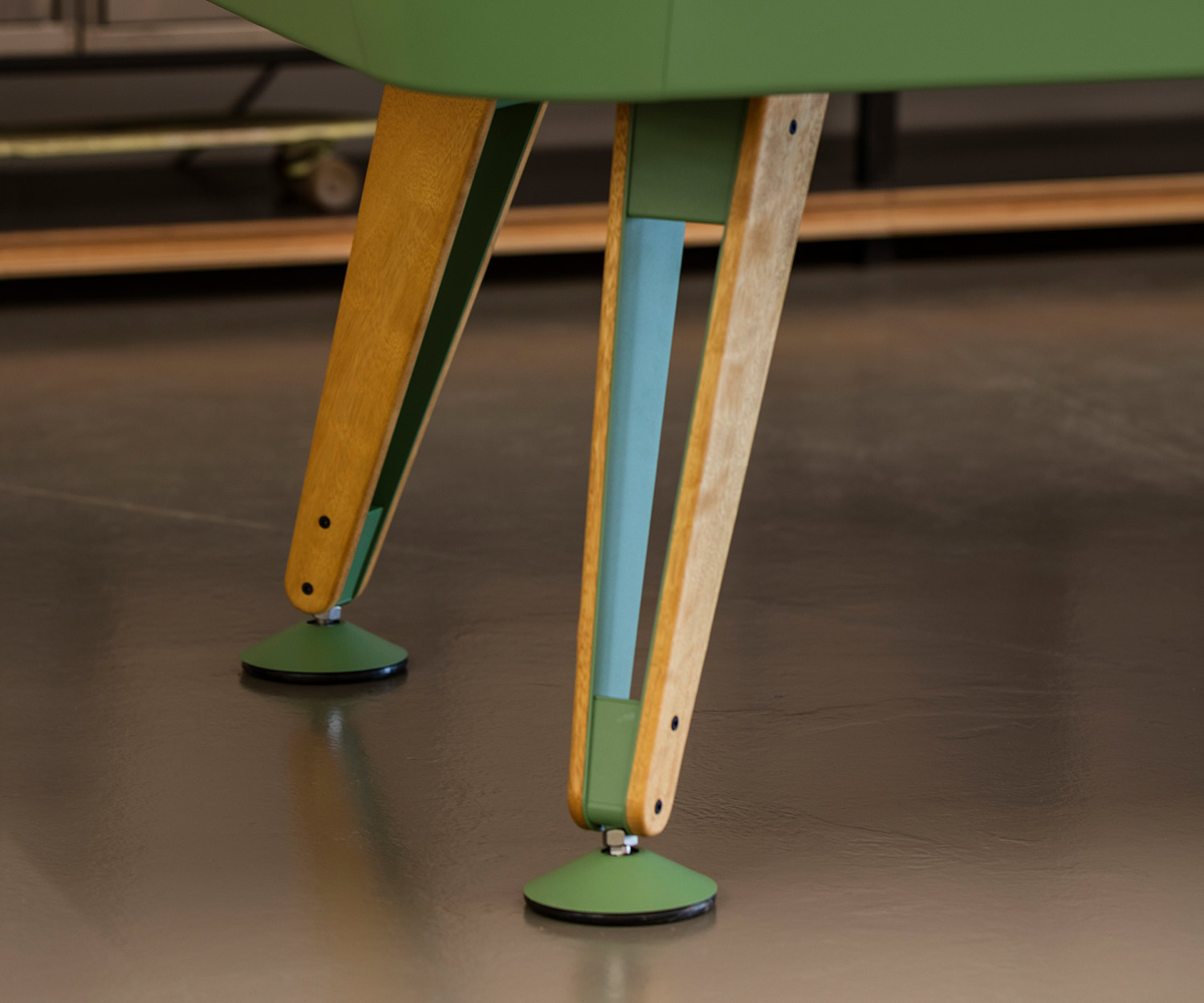 Detail legs diagonal table billiard RS Barcelona Iroko