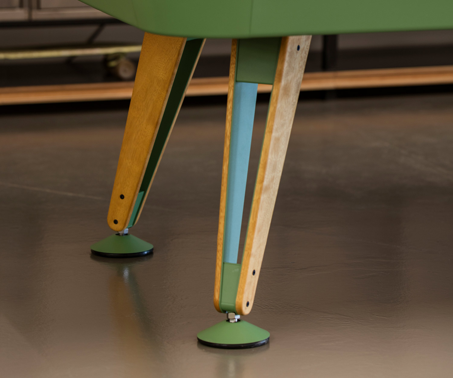 Detail Beine Diagonal Tisch Billard RS Barcelona Iroko Detail Beine Diagonal Tisch Billard RS Barcelona Iroko
