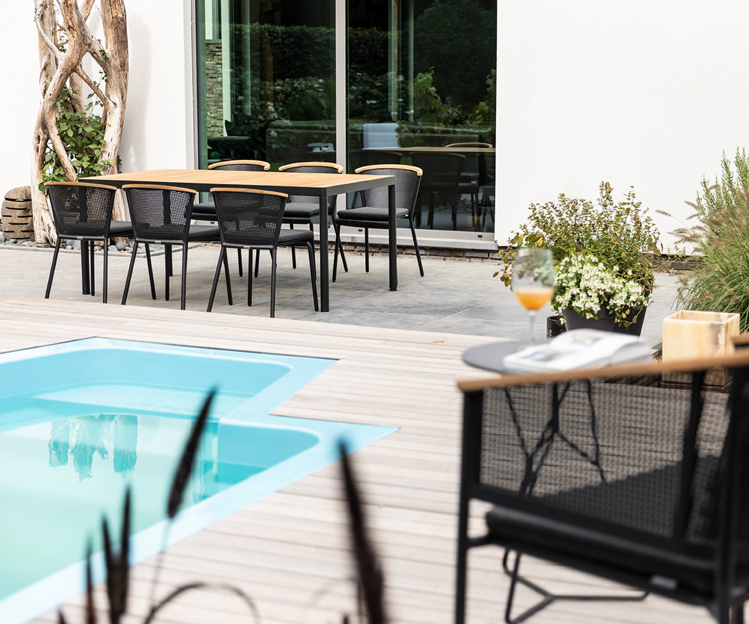 Moderner Oasiq Riad Designer Gartenstuhl am Pool mit Gartentisch