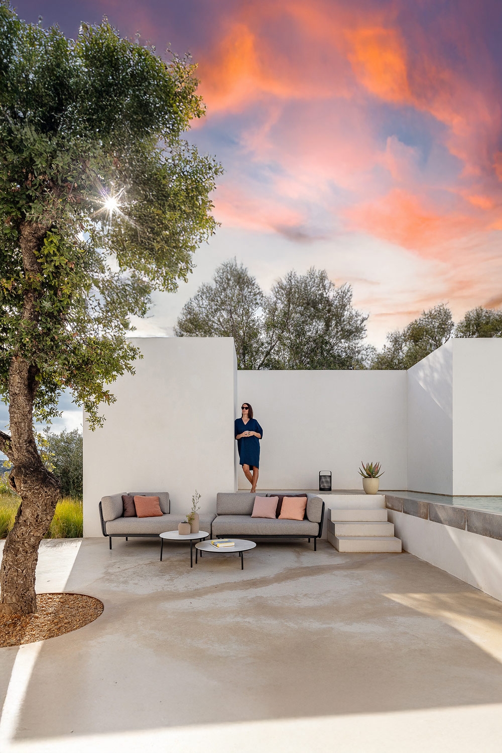 terrasse-mit-minimalistischen-sofas-und-beistelltischen