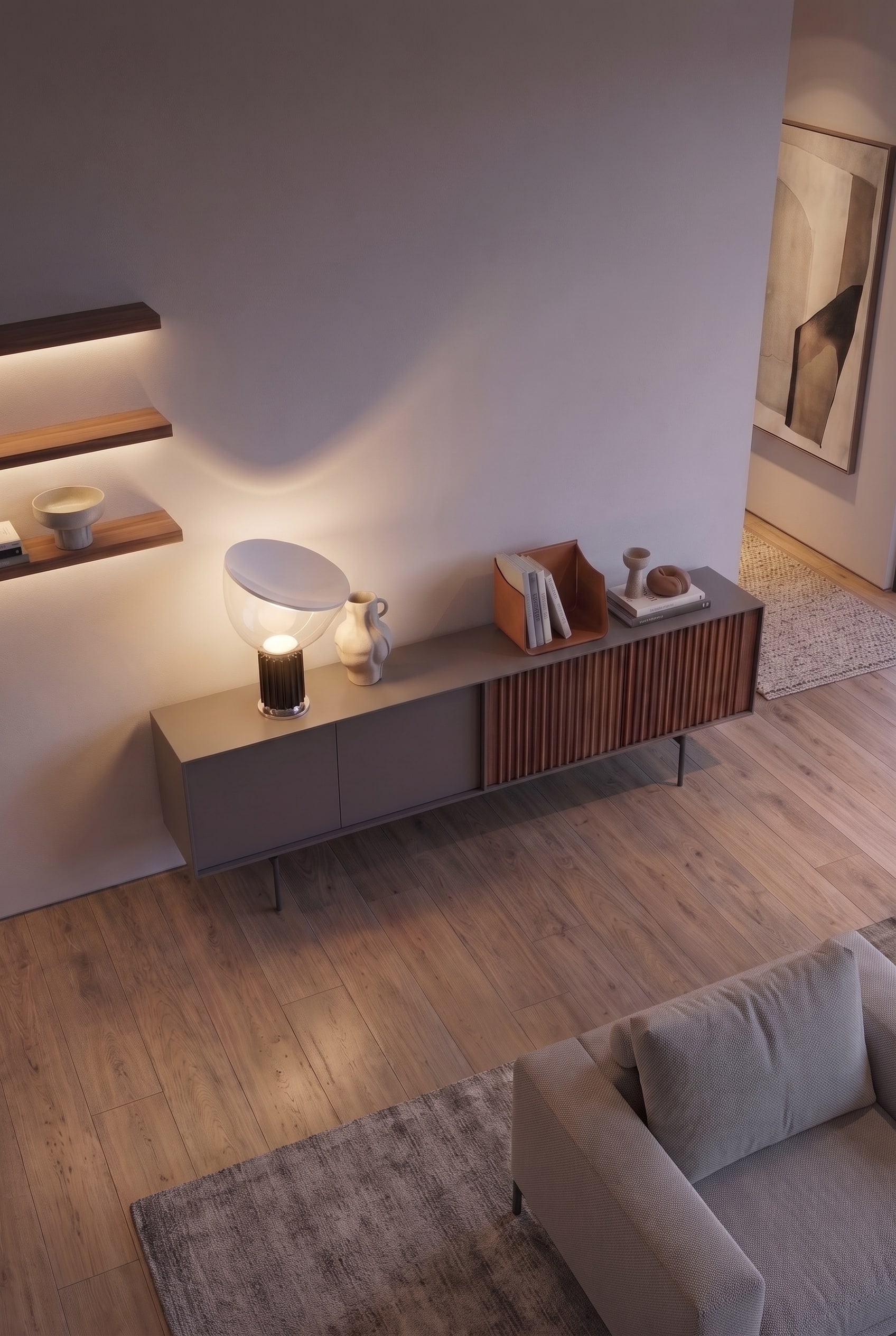 Vogelperspektive auf ein elegantes Sideboard, das die asymmetrische Frontaufteilung aus Mattlack und Holzlamellen zeigt.