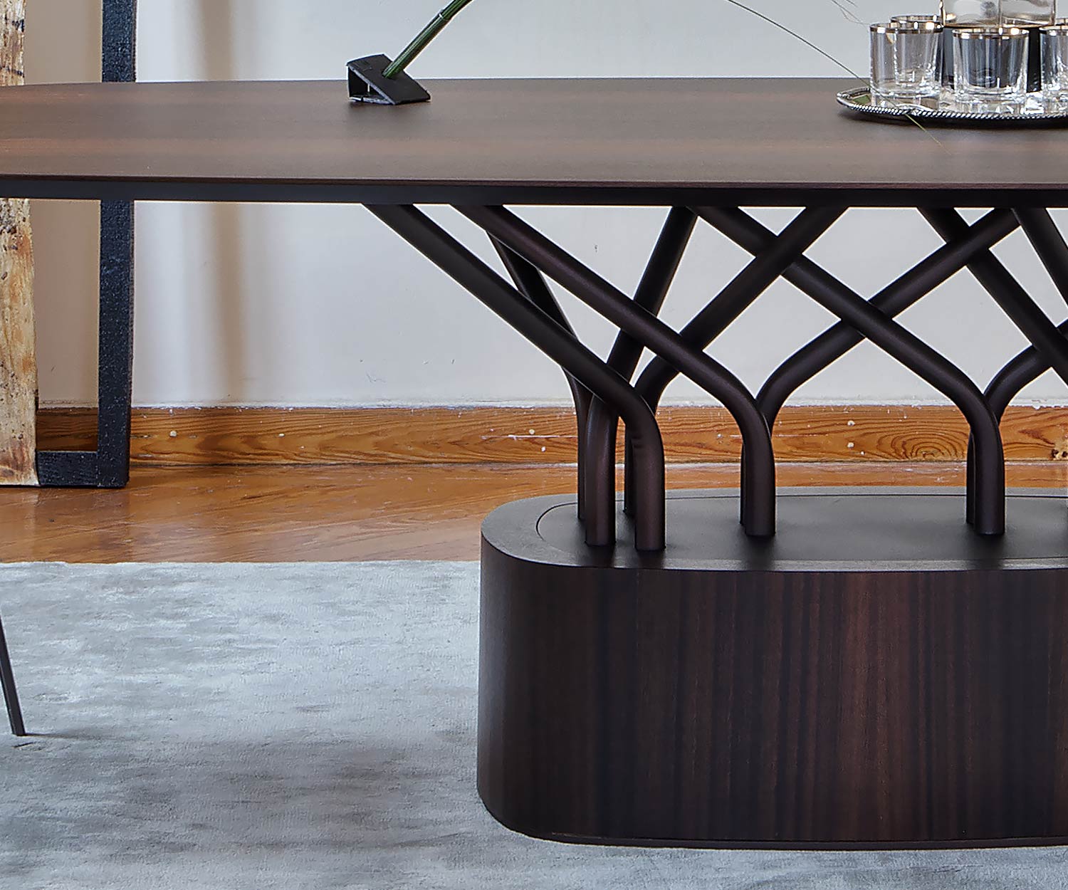 Hochwertiger Designer Esstisch Detail Standfuß Streben ovale Tischplatte