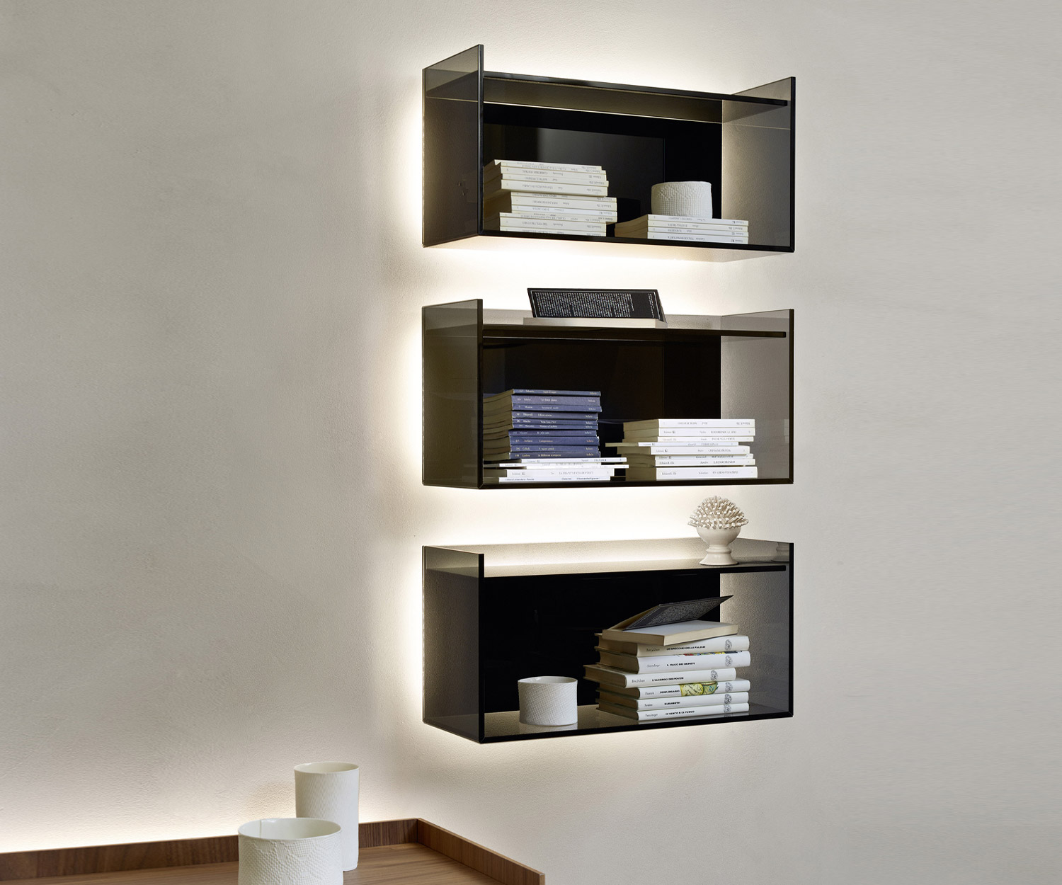 Modernes Livitalia Designer Glas Wandregal dreimal übereinanderhängend mit LED Beleuchtung Modernes Livitalia Designer Glas Wandregal dreimal übereinanderhängend mit LED Beleuchtung