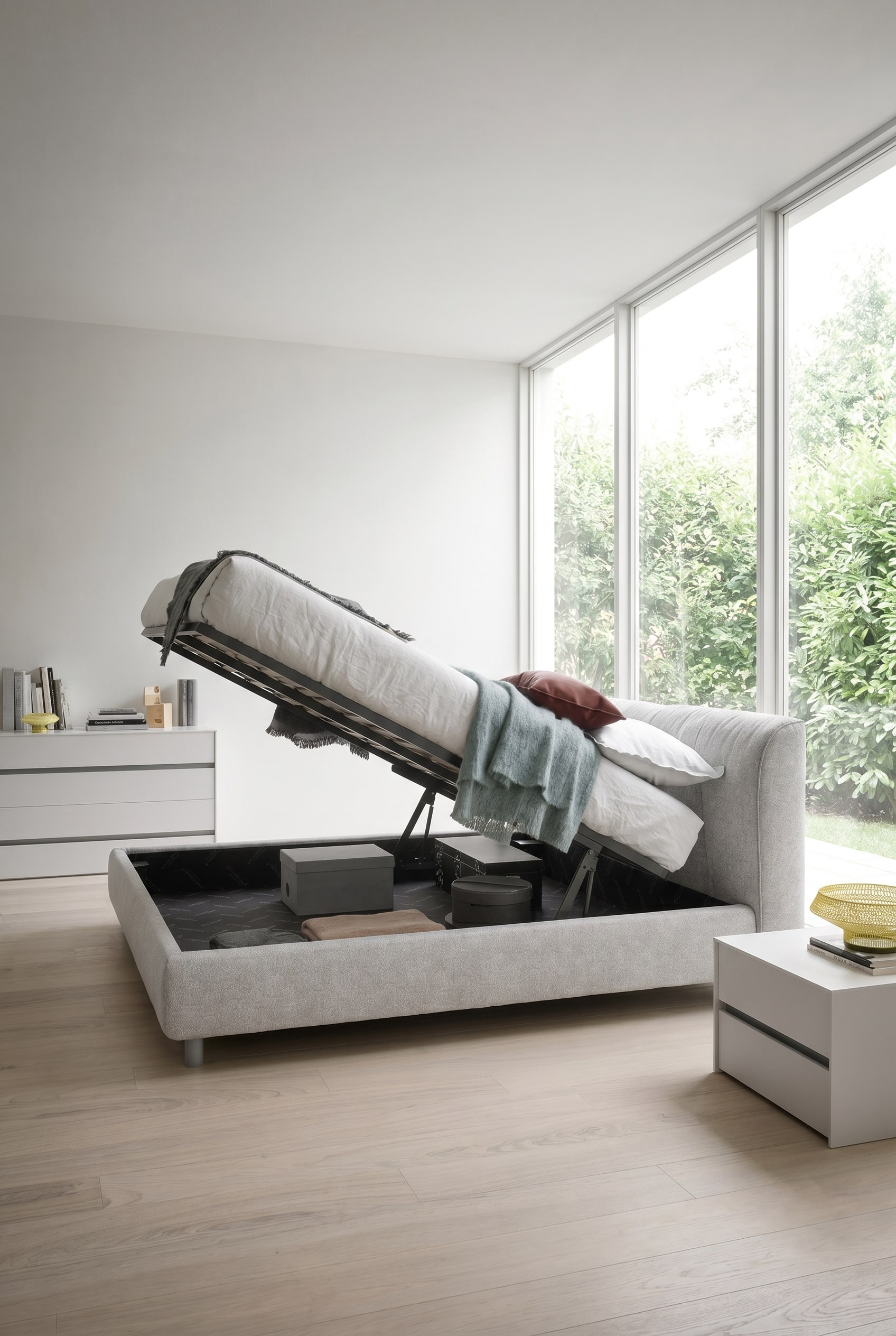 Modern gestoffeerd bed met onzichtbare bedlade in een minimalistische slaapkamer Modern gestoffeerd bed met onzichtbare bedlade in een minimalistische slaapkamer