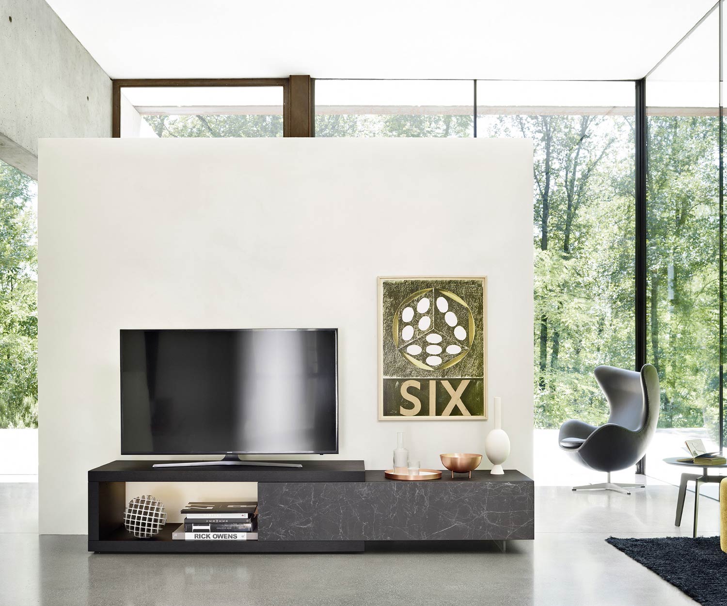 Dekorative Mini Wohnwand mit Bodenbank für LCD TV sowie Deko Objekte und Unterschrank mit griffloser Keramikfront Marmor Dunkel