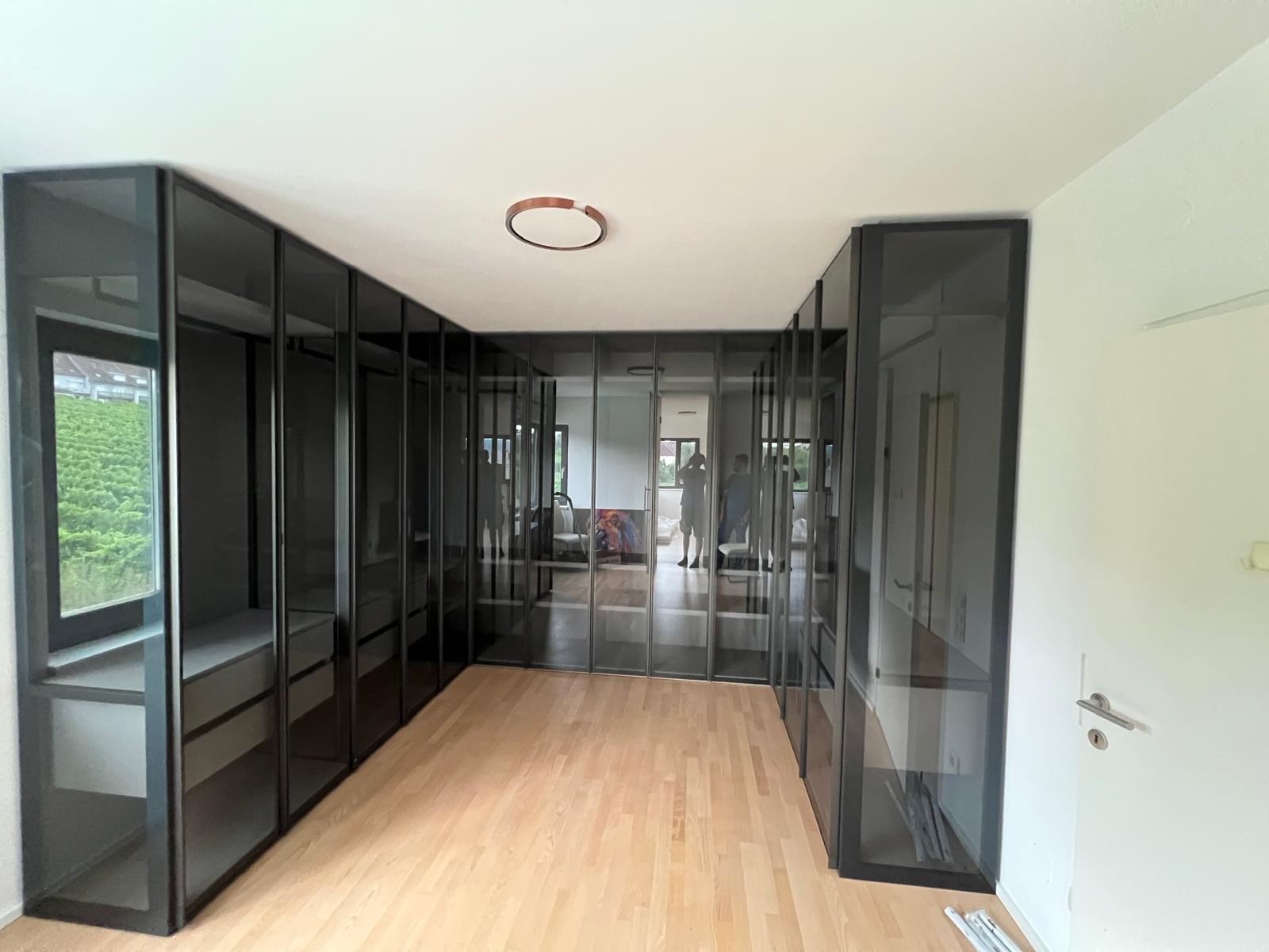 Perry-Kleiderschrank-Glastueren-Ankleide-Beleuchtung-aus Perry-Kleiderschrank-Glastueren-Ankleide-Beleuchtung-aus