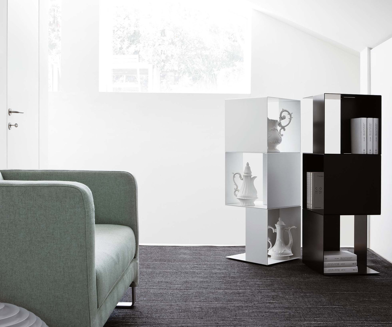 Novamobili Standregal Freebook Weiß Schwarz im Showroom Novamobili Standregal Freebook Weiß Schwarz im Showroom