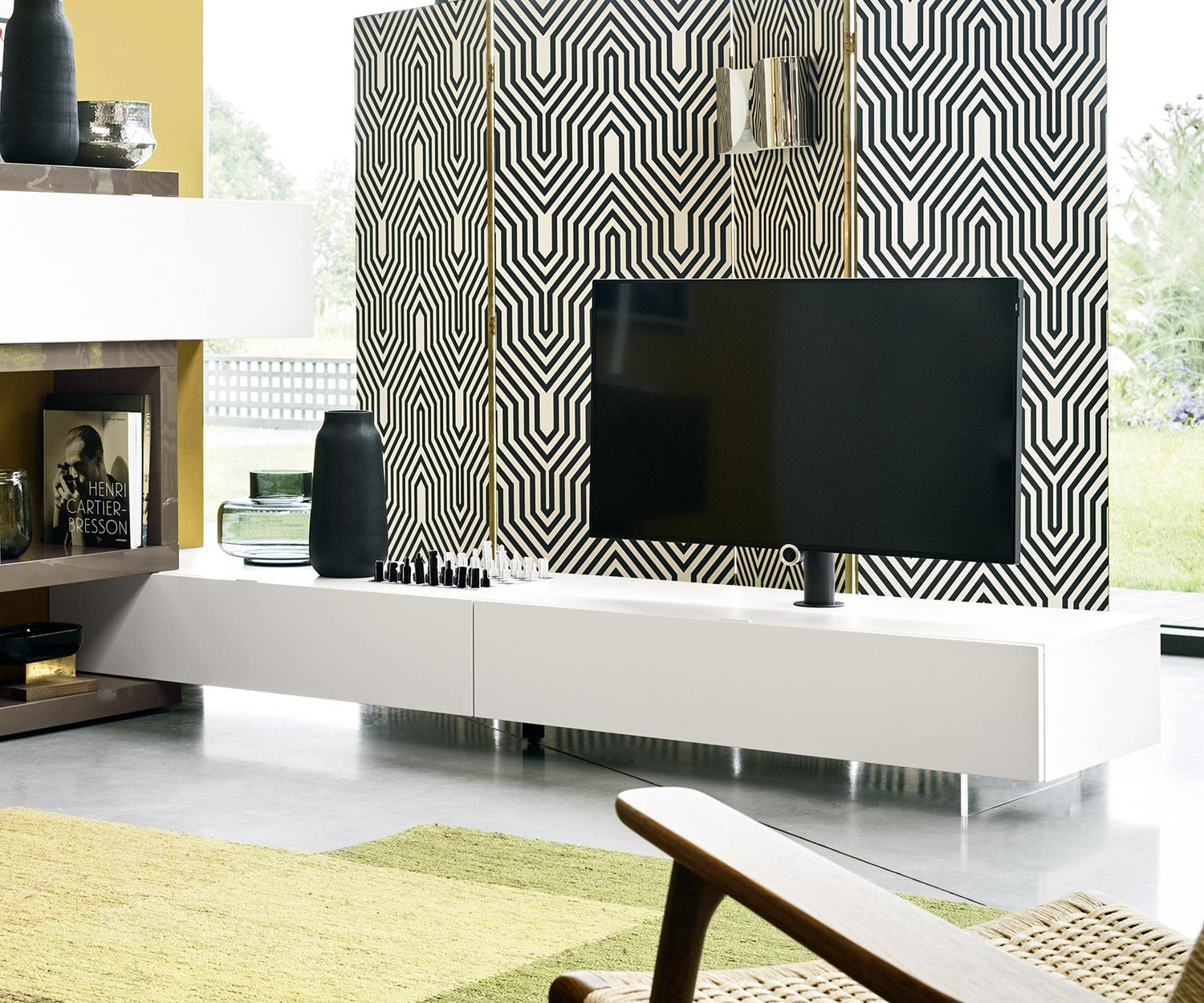 Unsichtbarer TV Möbel Design Sockel Standfuß transparent von Livitalia 