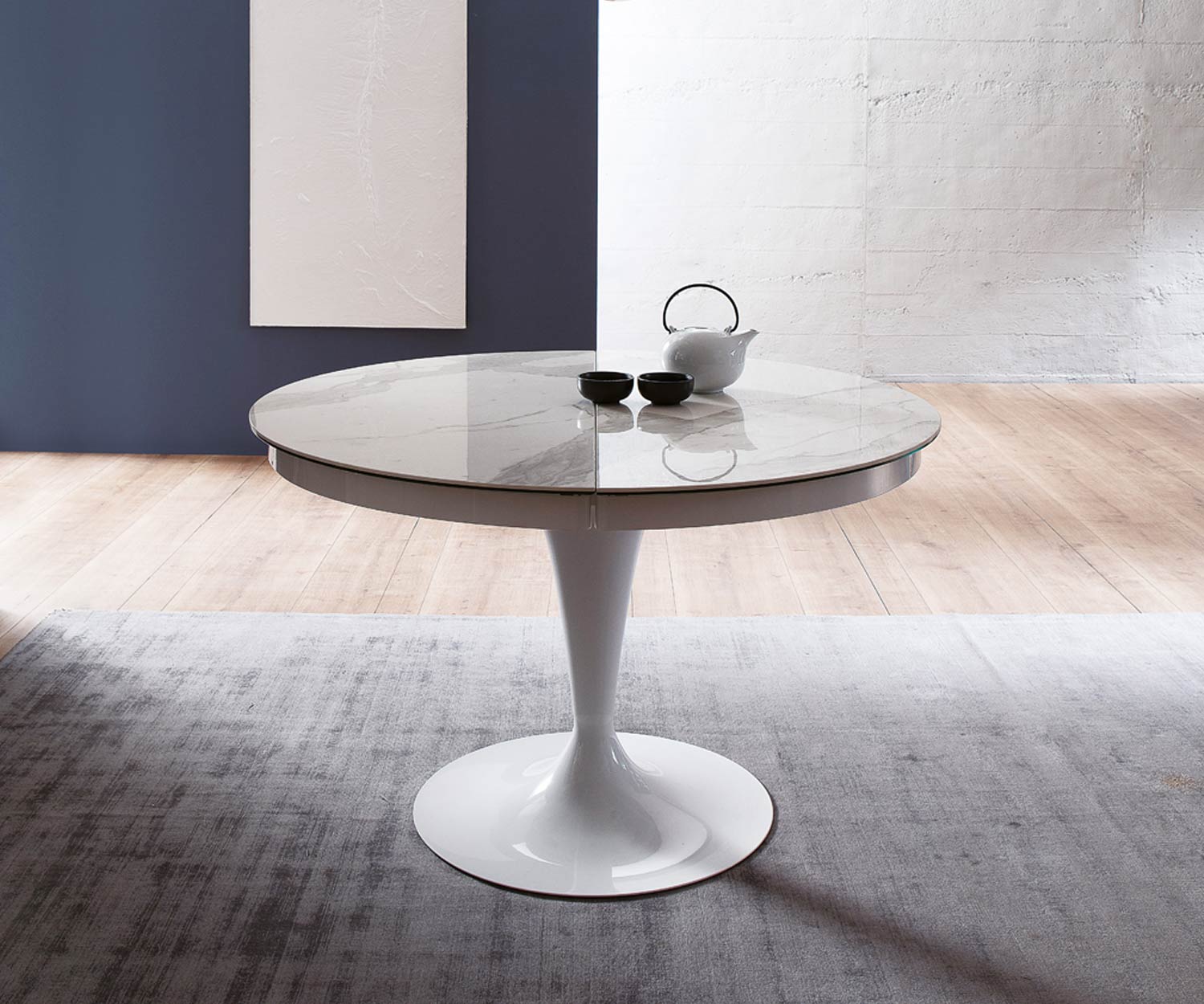 Runder Eclipse Tisch Ozzio mit Marmor Calacatta Glas Tischplatte im Wohnzimmer Runder Eclipse Tisch Ozzio mit Marmor Calacatta Glas Tischplatte im Wohnzimmer