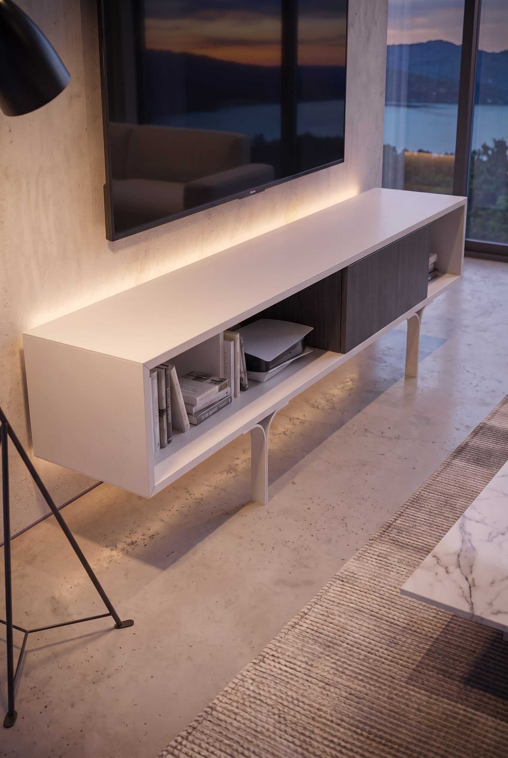Vano aperto di un lowboard chiaro con console di gioco e libri, contrastato da un'anta scorrevole in legno scuro.