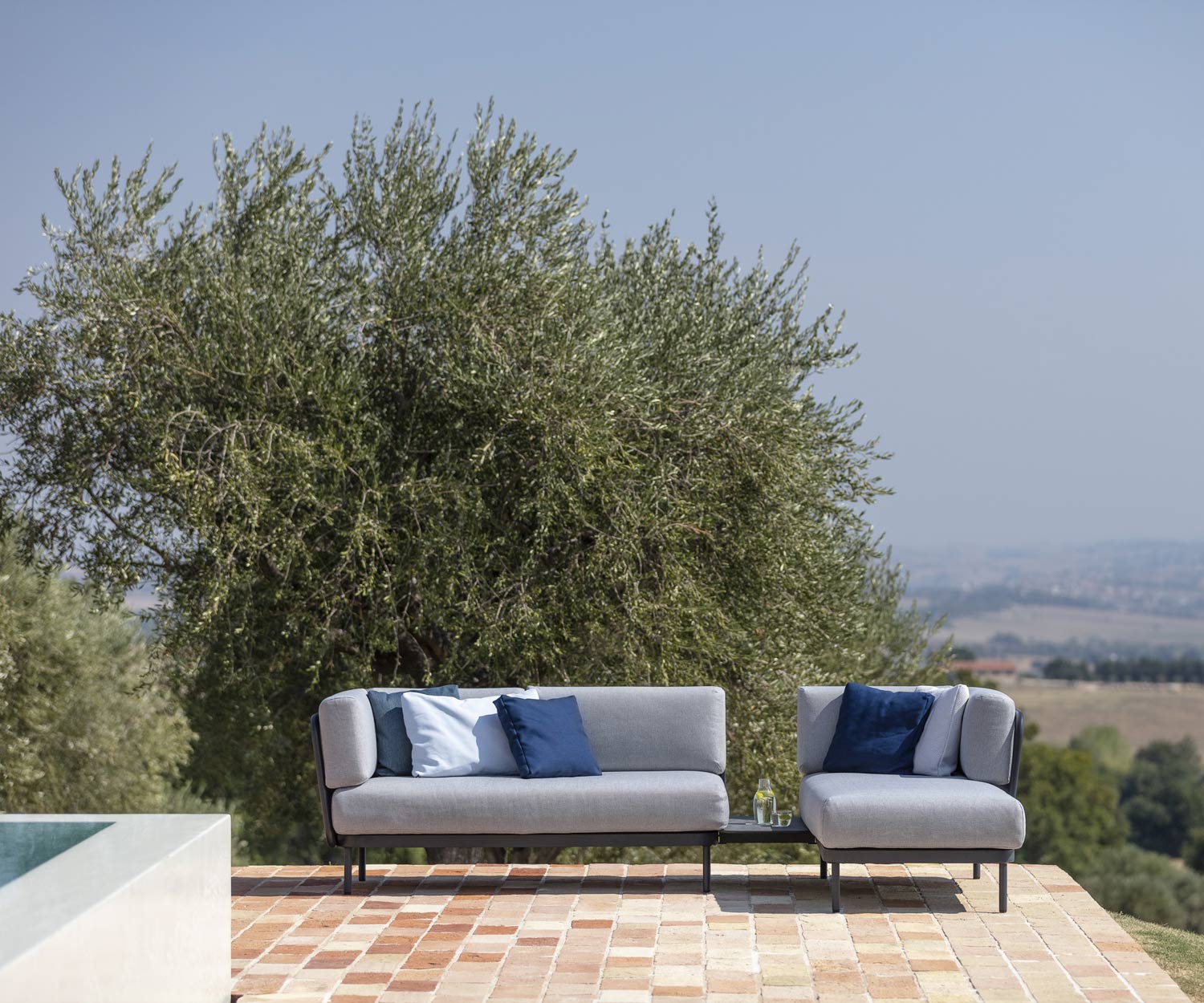 Bequemes Todus Baza Sommer Sofa auf Terrasse am Pool Bequemes Todus Baza Sommer Sofa auf Terrasse am Pool