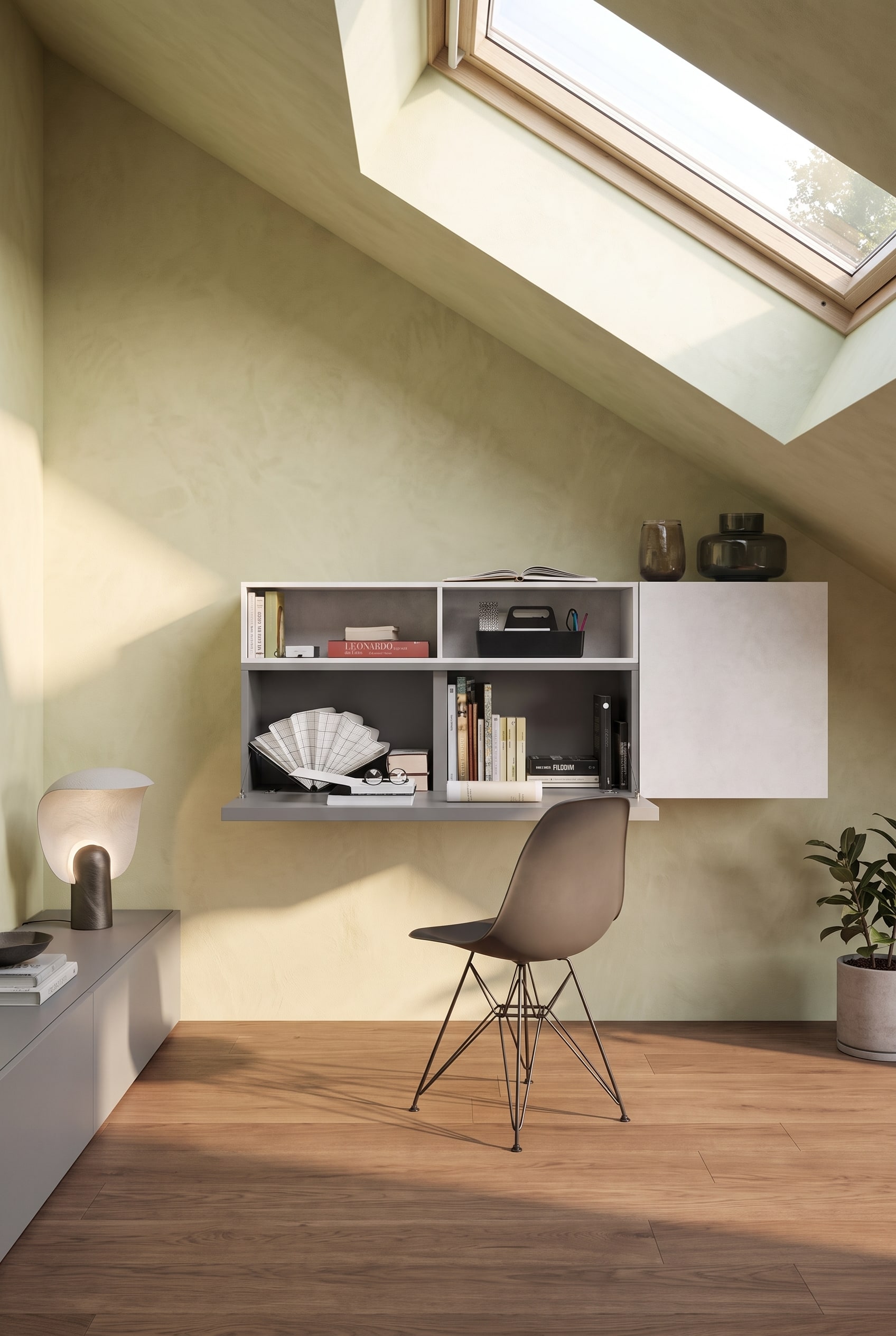Een elegant thuiskantoor op zolder met een minimalistische, wandhangende bureaukast onder de schuine wand.