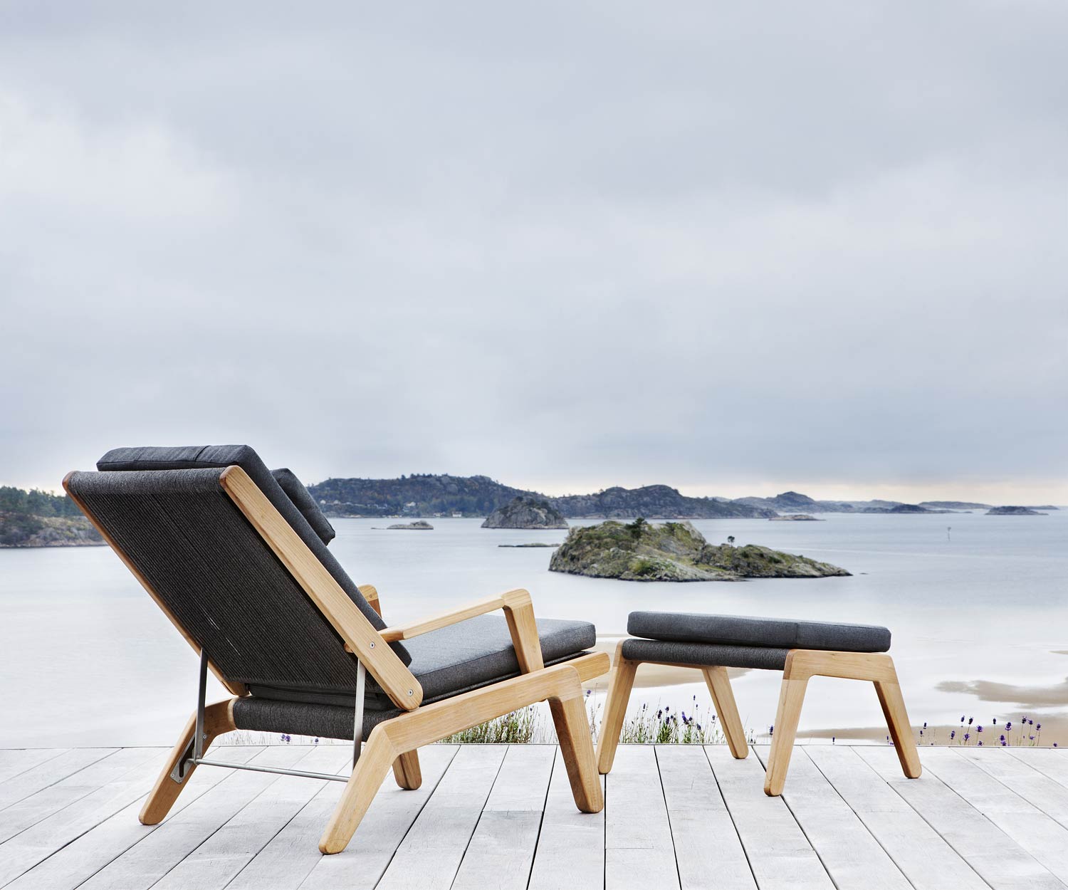 Exklusiver Oasiq Skagen Design Liegestuhl mit grauer Polsterauflage