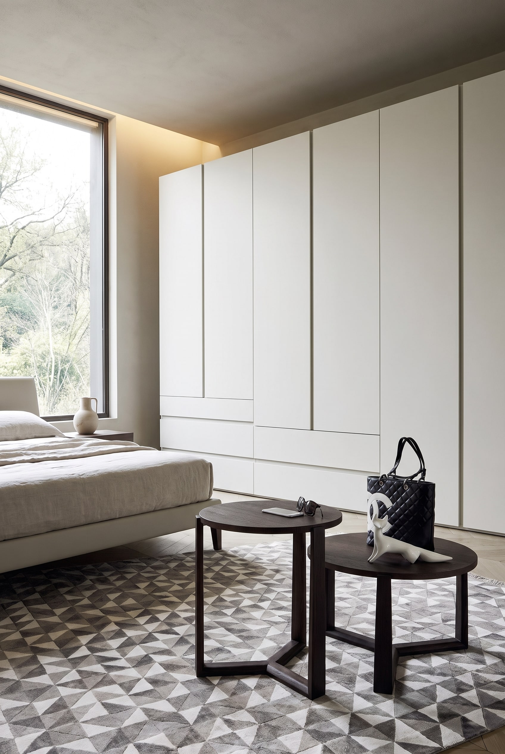 Elegante slaapkamer met op maat gemaakte Livitalia kledingkast met lichte matte fronten en asymmetrische lijnen