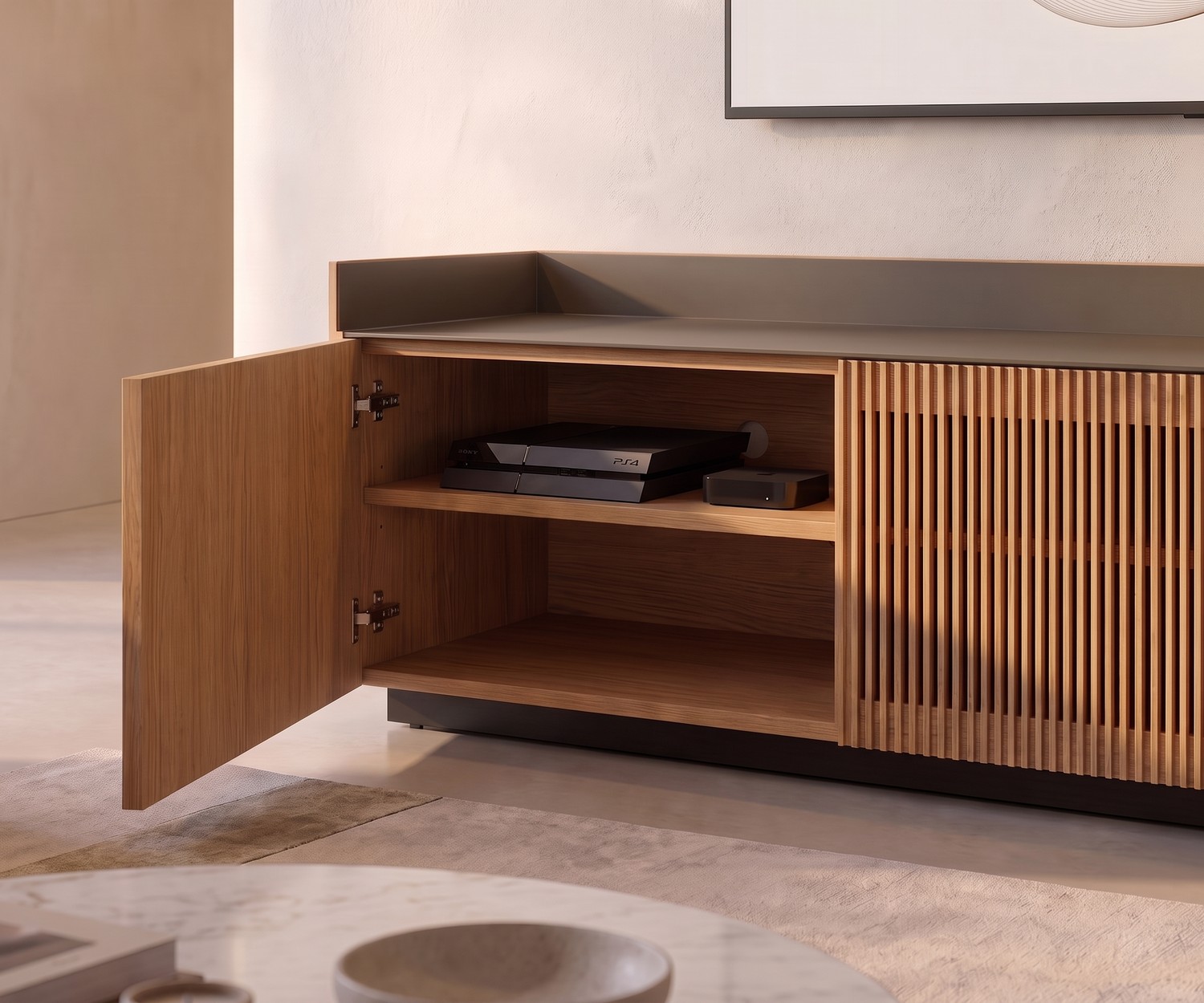 Punt Stockholm TV Lowboard aus Eiche Holz mit geöffneter Tür und Stauraum für Konsolen im modernen Wohnzimmer.