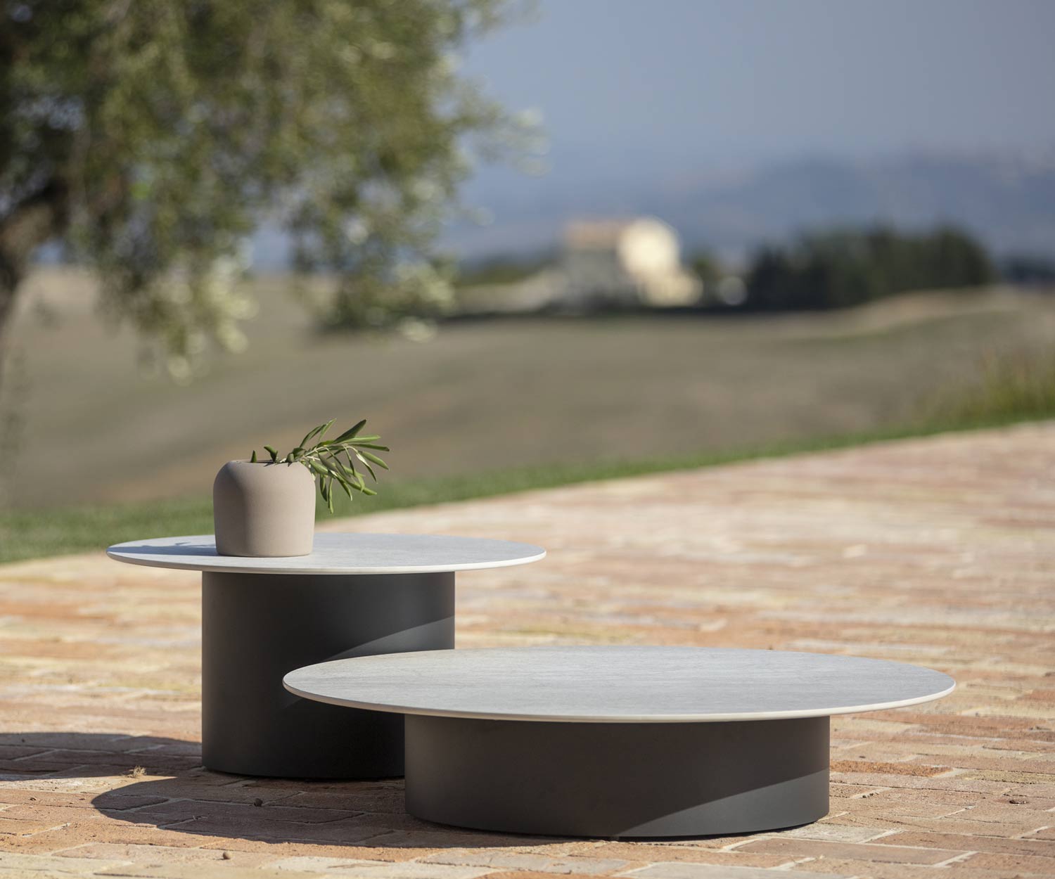 Runder Branta Outdoor Tisch auf Terrasse mit Durchmesser 70 und 100 cm