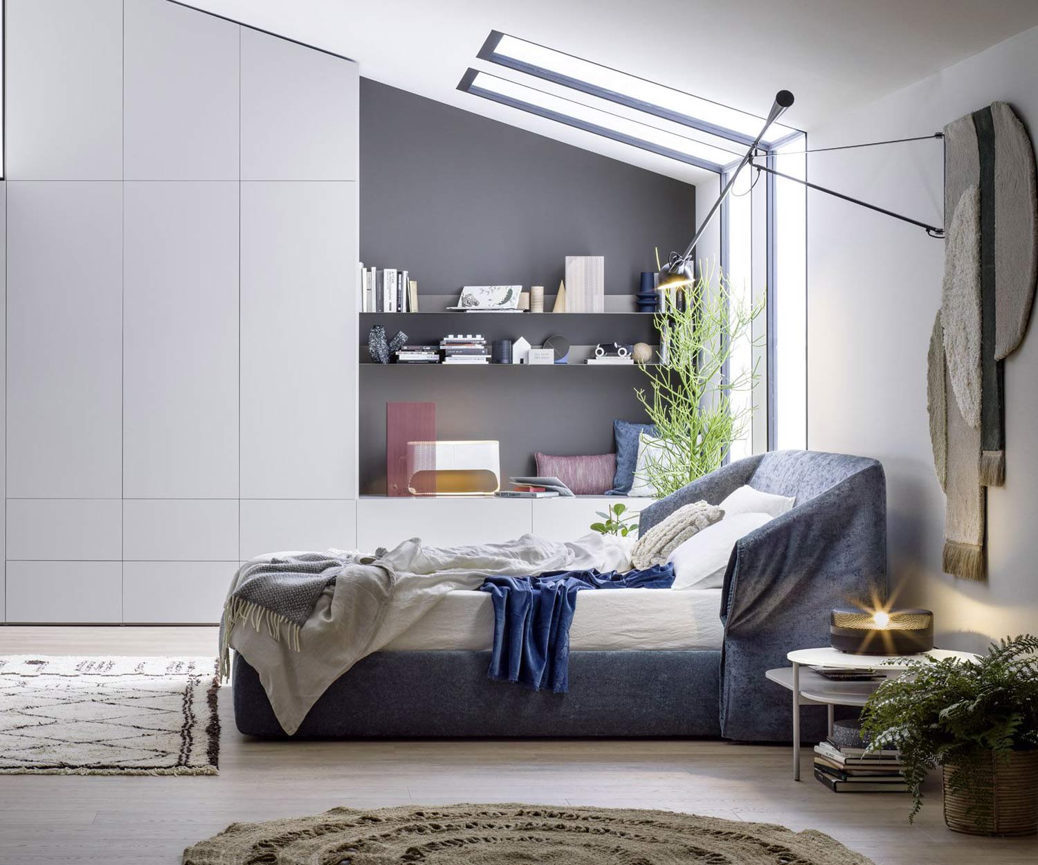 Exklusives Novamobili Polsterbett Hide grauer Stoffbezug im Schlafzimmer
