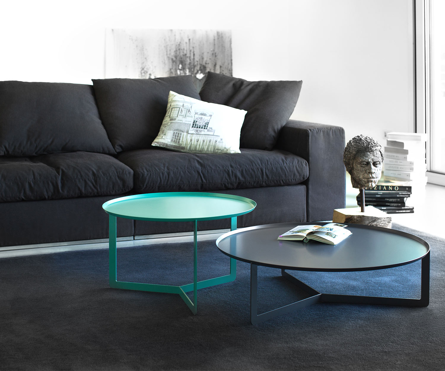 MEME Design Couchtisch Round im Wohnzimmer mit Sofa MEME Design Couchtisch Round im Wohnzimmer mit Sofa