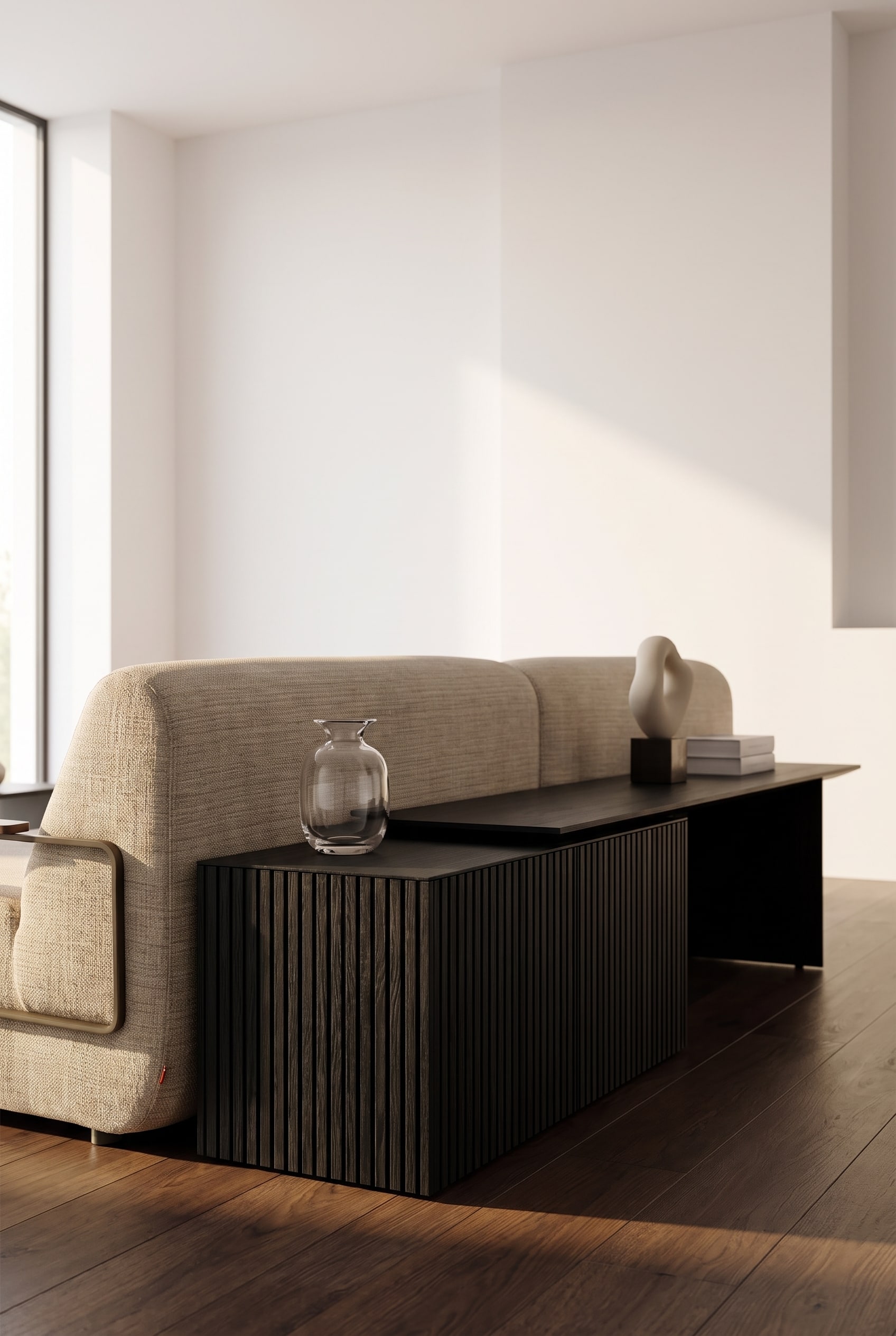 Un sideboard Punt Malm&ouml; di un nero profondo in legno di quercia, la cui venatura a poro aperto &egrave; evidenziata dalla luce diurna che incide lateralmente.