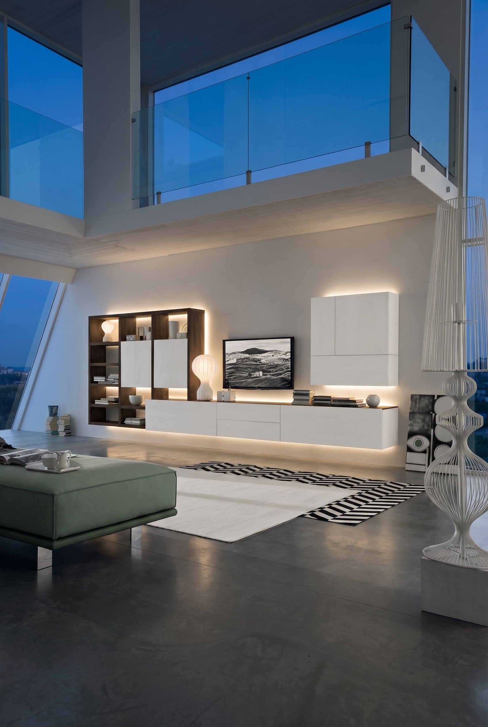 Livitalia Woonwand C96B met sfeervolle indirecte LED-verlichting in de avondlijke woonkamer