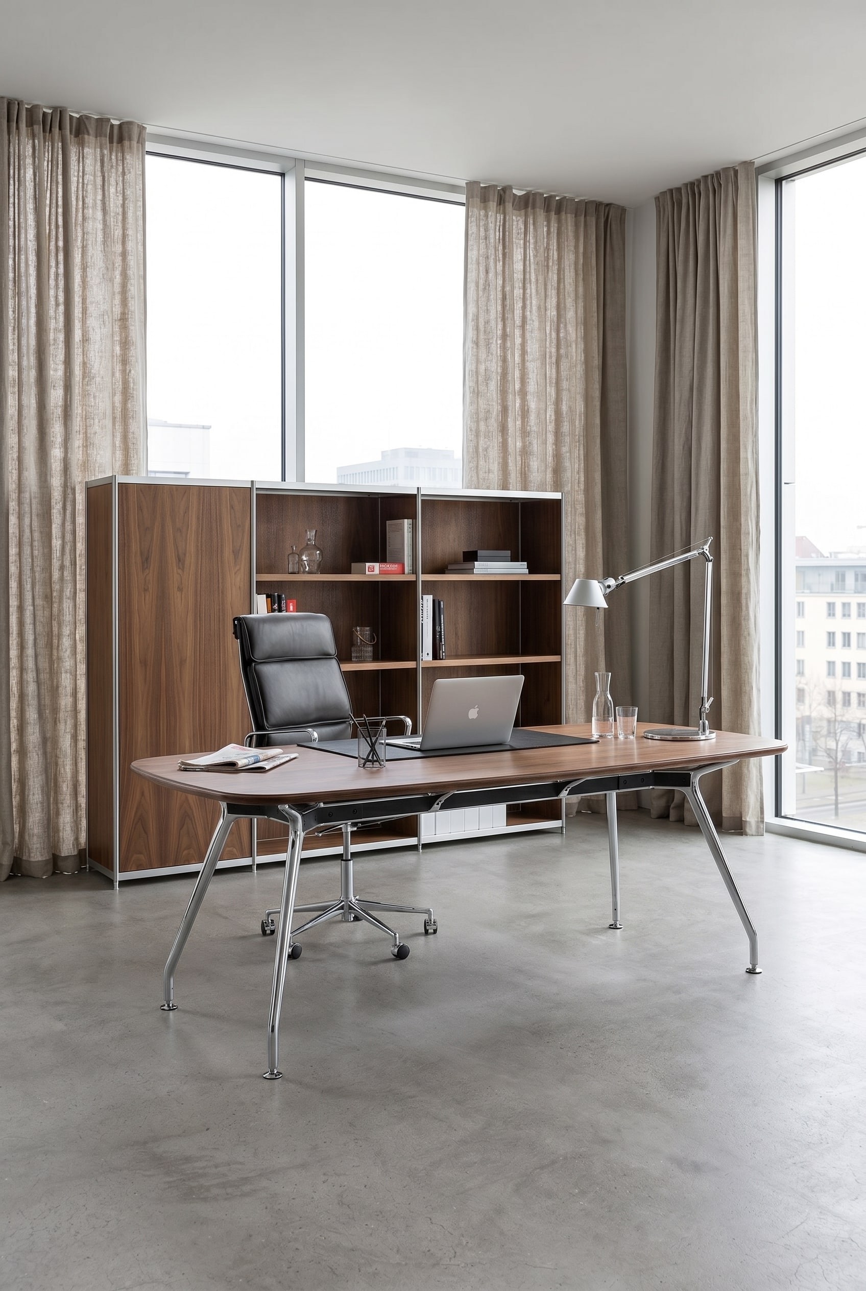 Elegante scrivania con gambe sottili in alluminio e piano in noce in un loft direzionale luminoso davanti a grandi finestre