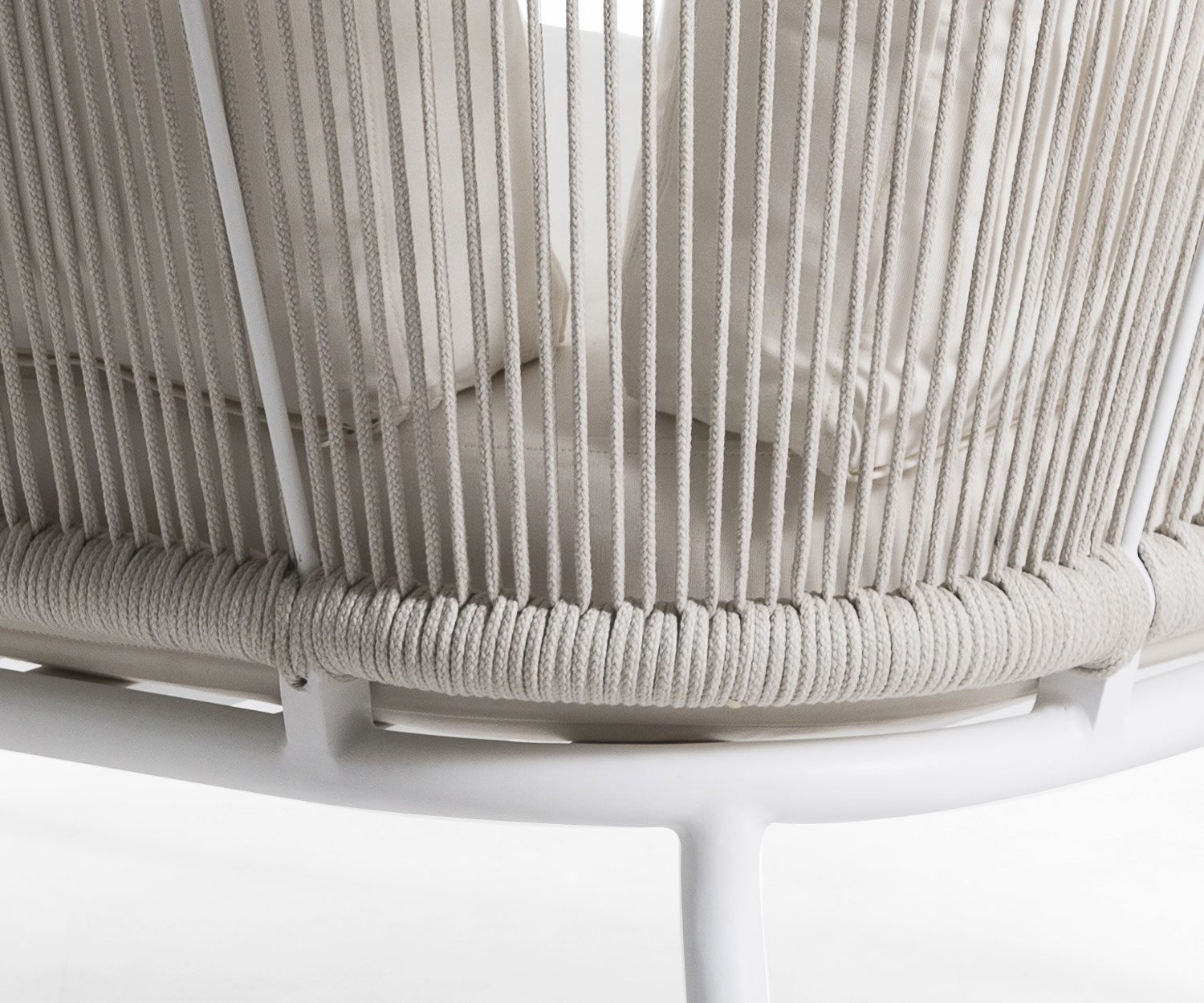 Oasiq Yland Eckbank Design Sofa im Detail Aluminiumgestell und handgewobene Polsterung