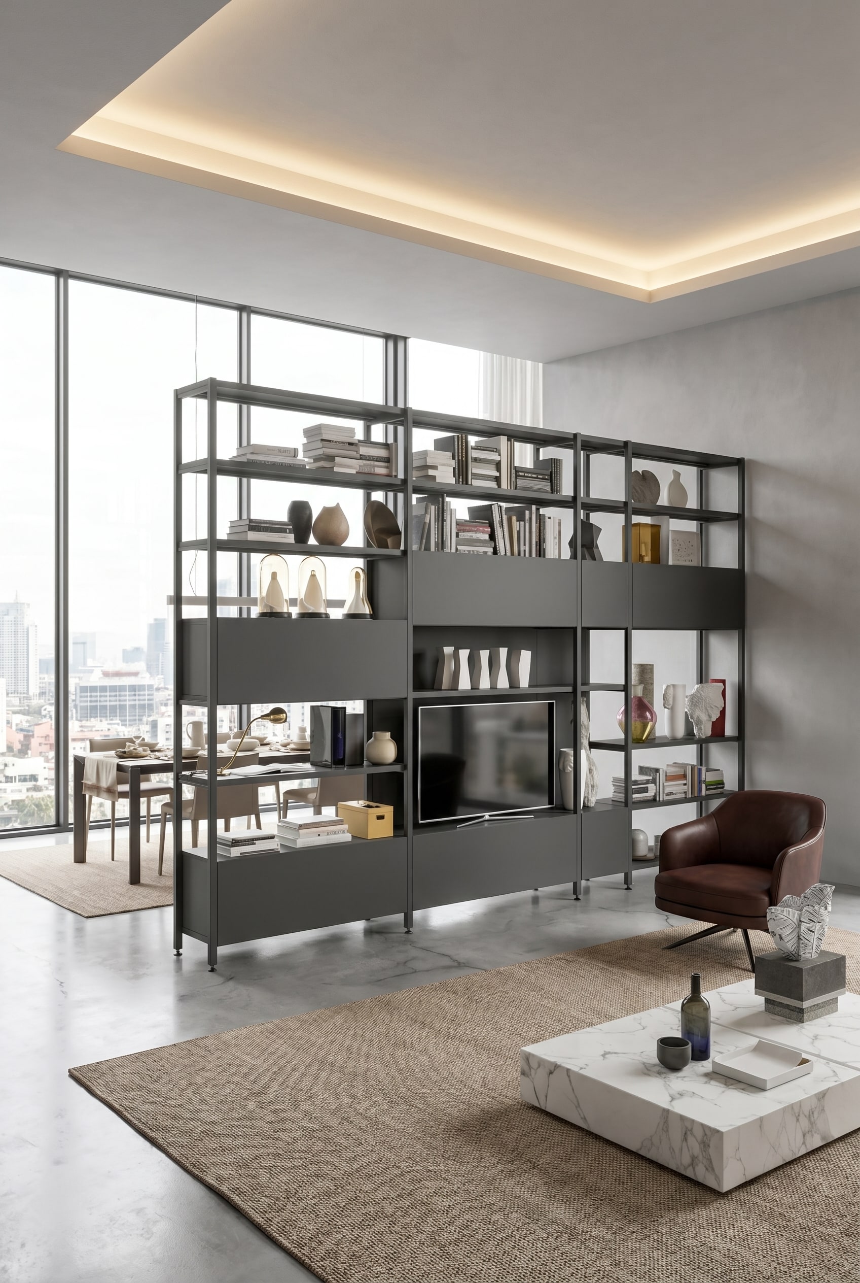 Libreria aperta in metallo Pontile come divisorio in un ampio soggiorno decorato con vasi di design e libri