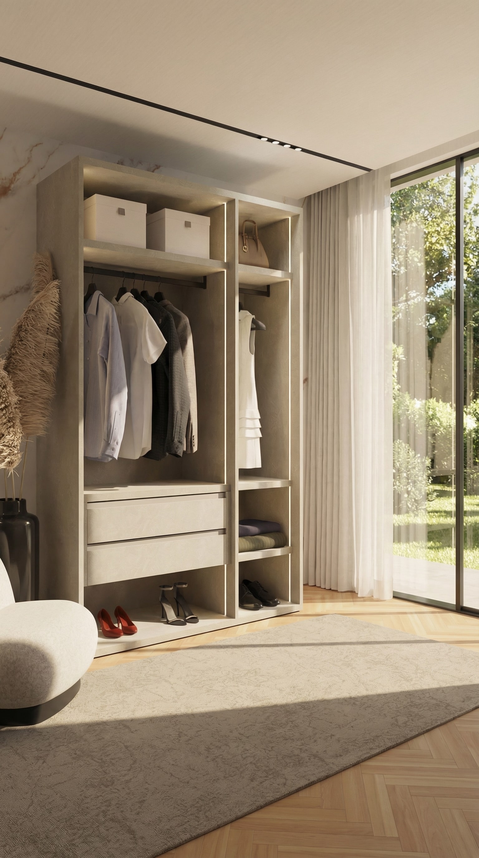 Une armoire ouverte sans portes dans un coin de pièce, qui agrandit visuellement l'espace. Une armoire ouverte sans portes dans un coin de pièce, qui agrandit visuellement l'espace.