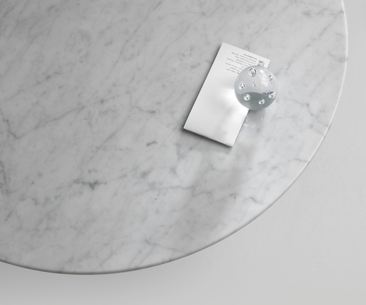 Carrara Marmor Couchtisch Break rund im Detail Tischplatte