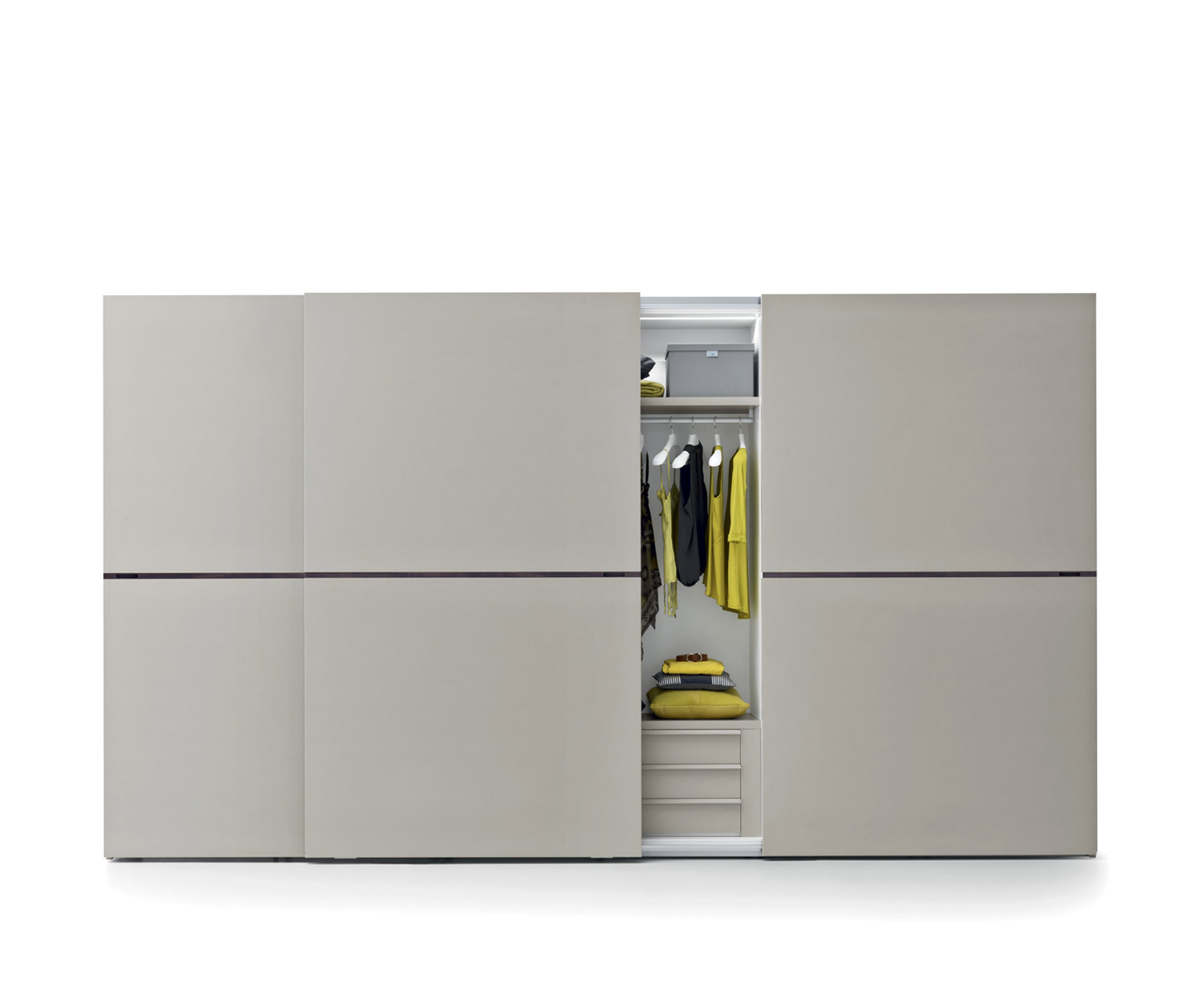 Kleiderschrank Middle von Novamobili Schiebetueren mittlere Tür offen Kleiderschrank Middle von Novamobili Schiebetueren mittlere Tür offen