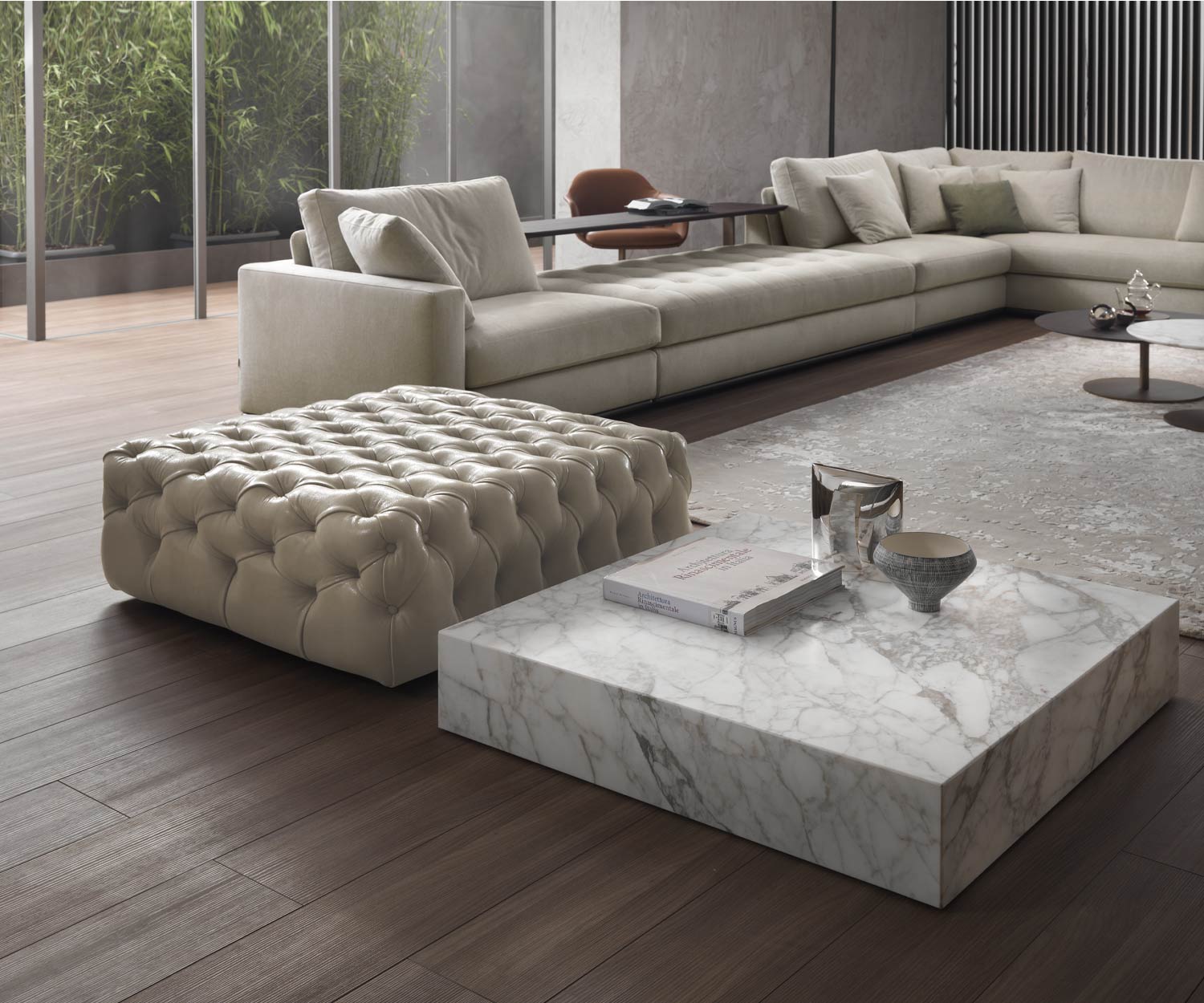 Quadratischer Hocker Matisse von Marelli in Weiß mit Couchtisch vor L Sofa Quadratischer Hocker Matisse von Marelli in Weiß mit Couchtisch vor L Sofa