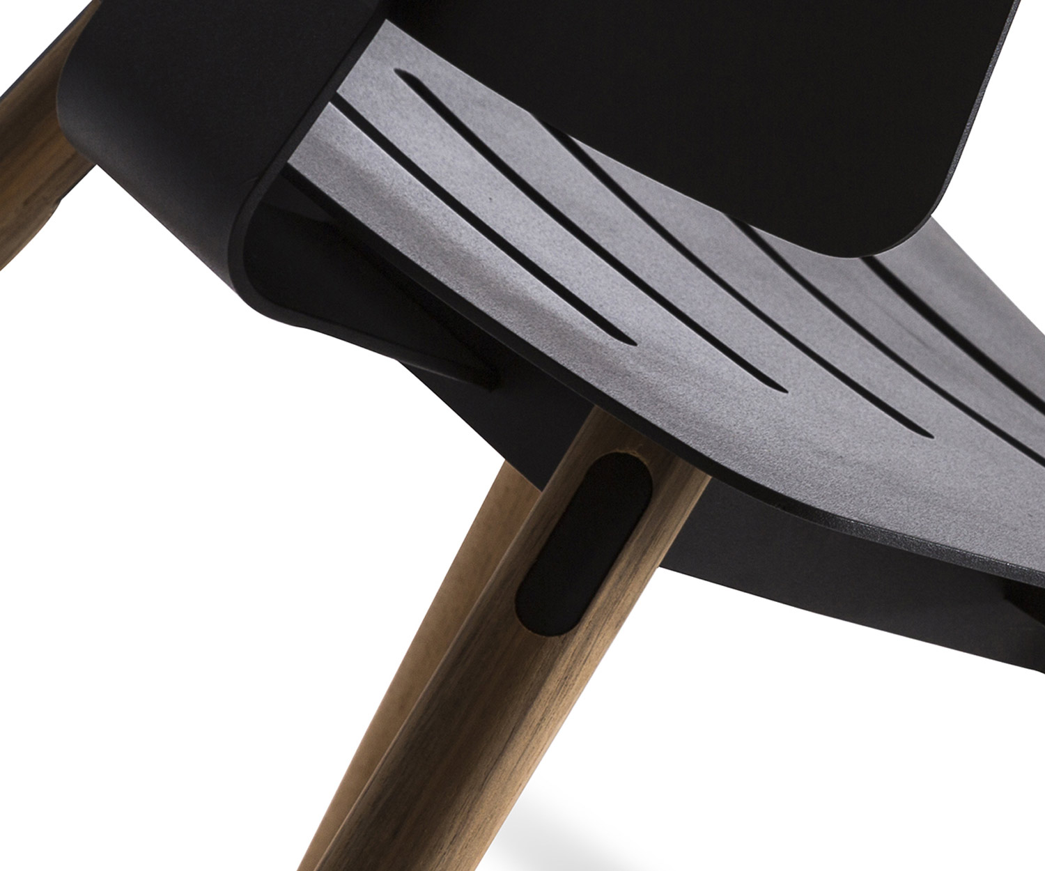 Moderner Design Stuhl mit Teakbeinen und Aluminiumsitz