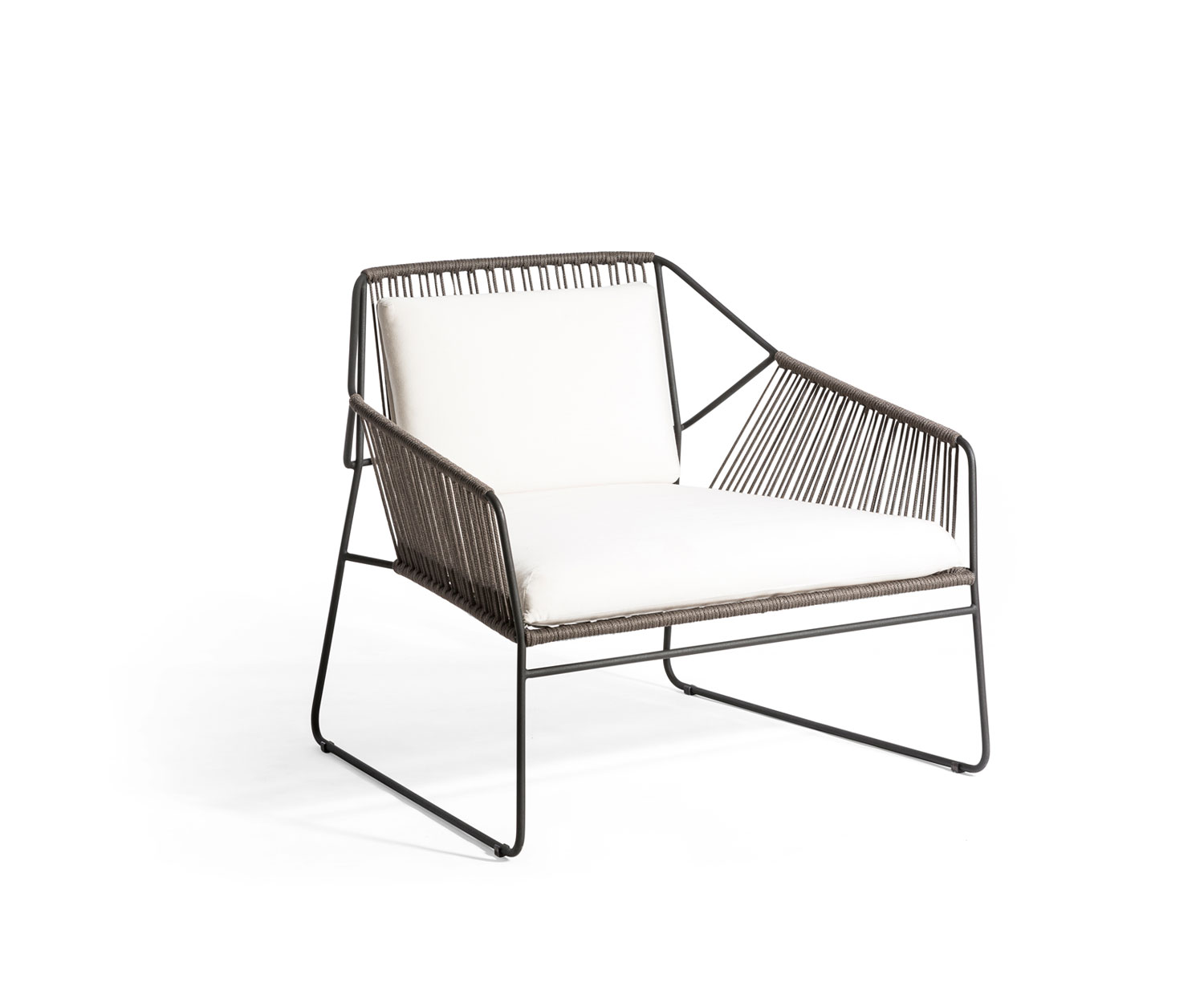 Oasiq Sandur Schnur Design Sessel mit dunkelgrauem Gestell und weißem Sitzkissen