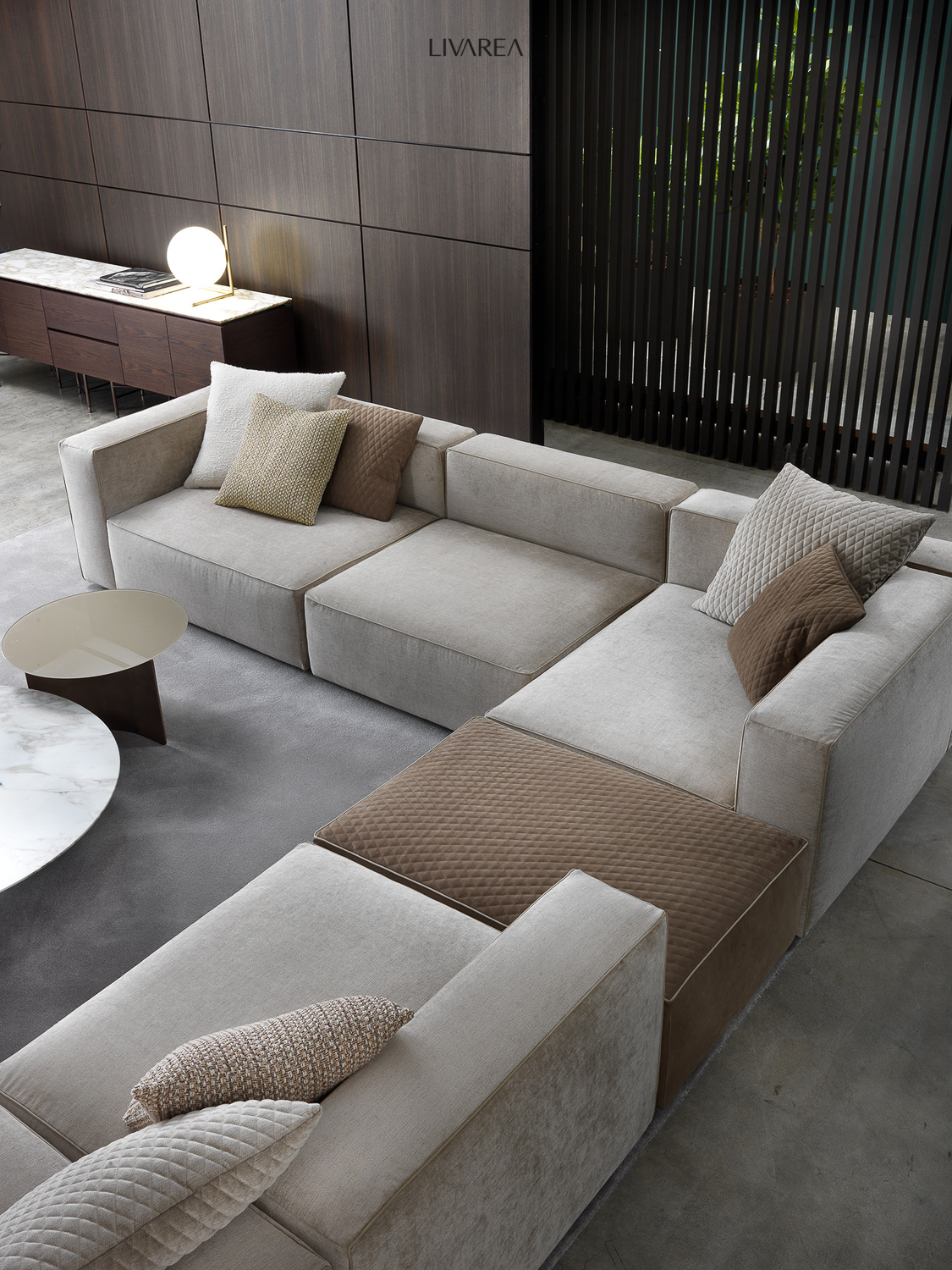 Bequemes Ecksofa gross mit design sideboard und couchtisch Bequemes Ecksofa gross mit design sideboard und couchtisch