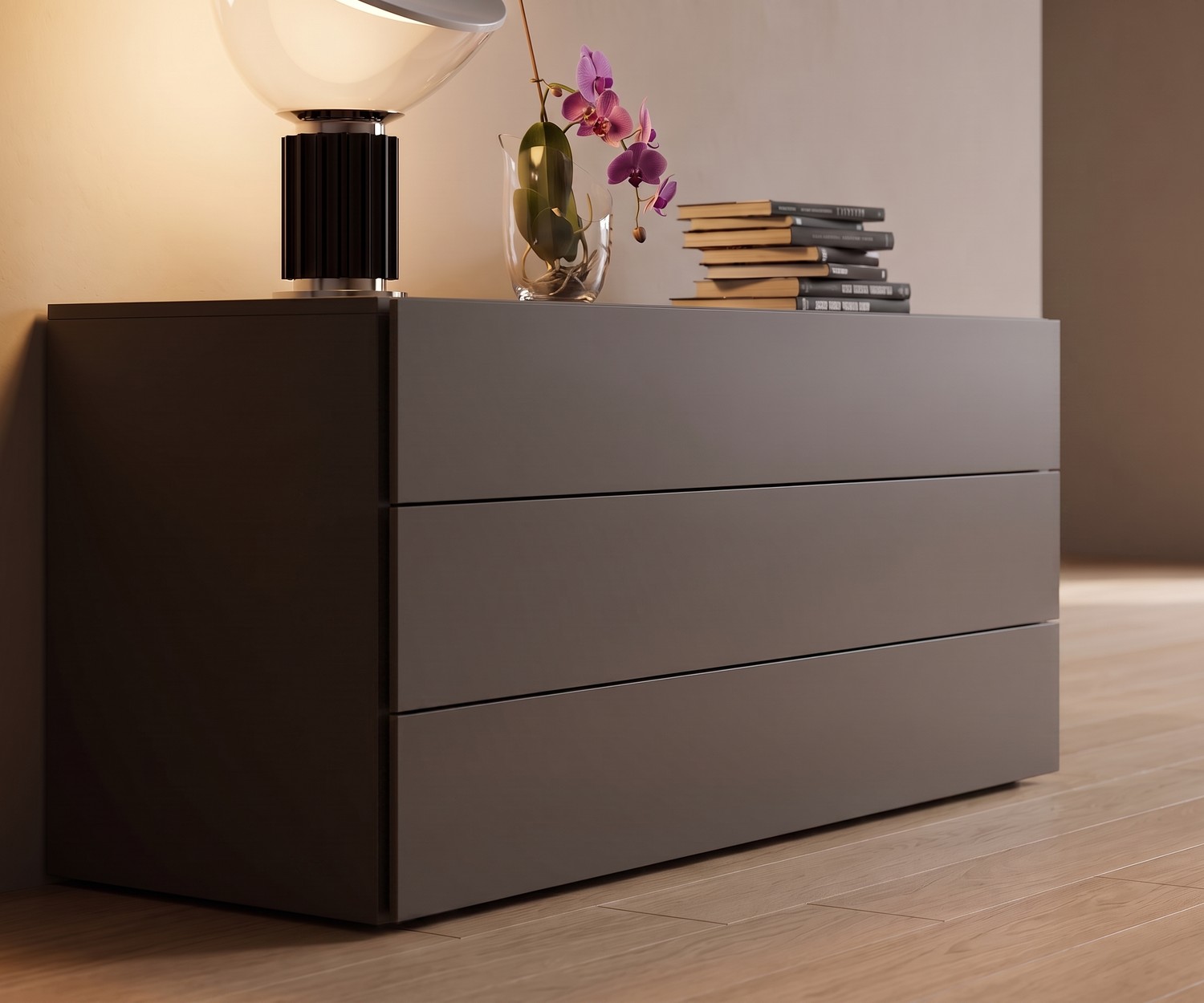 Novamobili Kommode Easy mit 3 Schubladen Novamobili Kommode Easy mit 3 Schubladen in Grau, modernes minimalistisches Sideboard im Schlafzimmer mit Tischlampe.