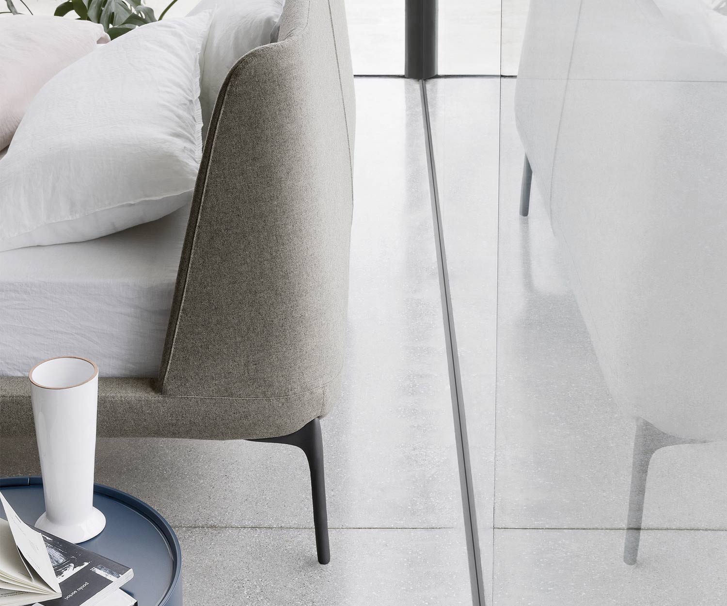 Rückansicht vom Bett Velvet mit Blick auf Kopfteil und Metallbeine brüniert Rückansicht vom Bett Velvet mit Blick auf Kopfteil und Metallbeine brüniert