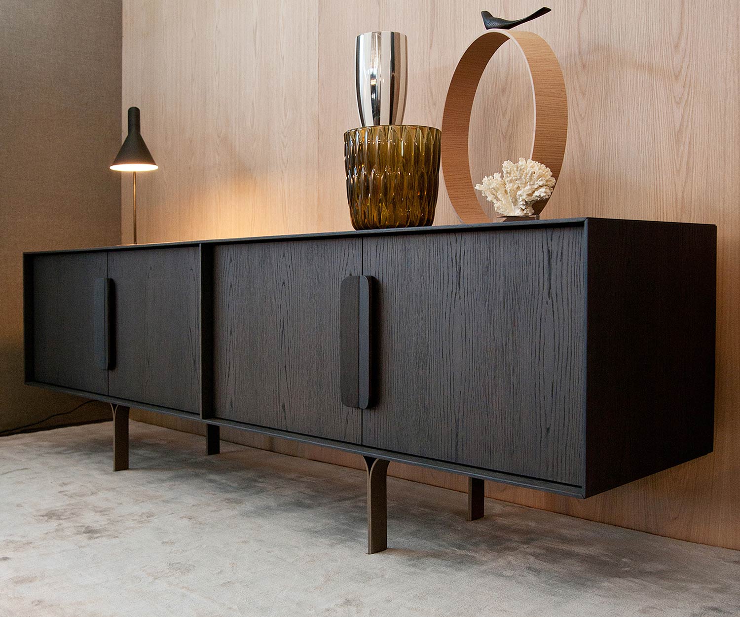 Modernes al2 Mobius 003 Design Sideboard mit 4 Türen aufgesetzte Griffe Modernes al2 Mobius 003 Design Sideboard mit 4 Türen aufgesetzte Griffe