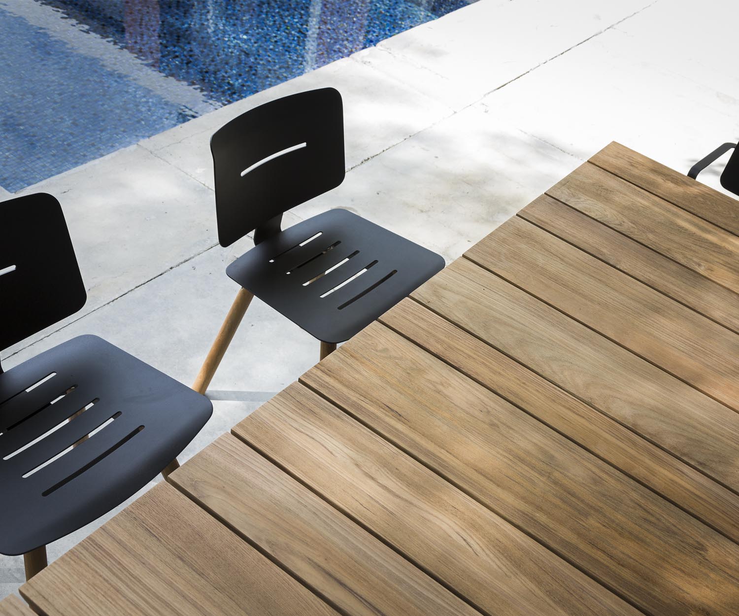 Exklusiver Oasiq Coco Design Stuhl Teak mit vier Beinen in Dunkelgrau Anthrazit Exklusiver Oasiq Coco Design Stuhl Teak mit vier Beinen in Dunkelgrau Anthrazit