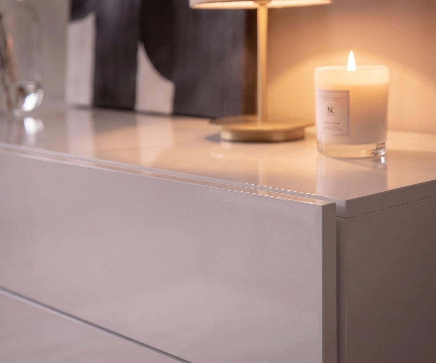 Hängekommode Easy von Novamobili im Schlafzimmer. Moderne weiße Hochglanz-Kommode ohne Griffe mit stilvoller Deko.