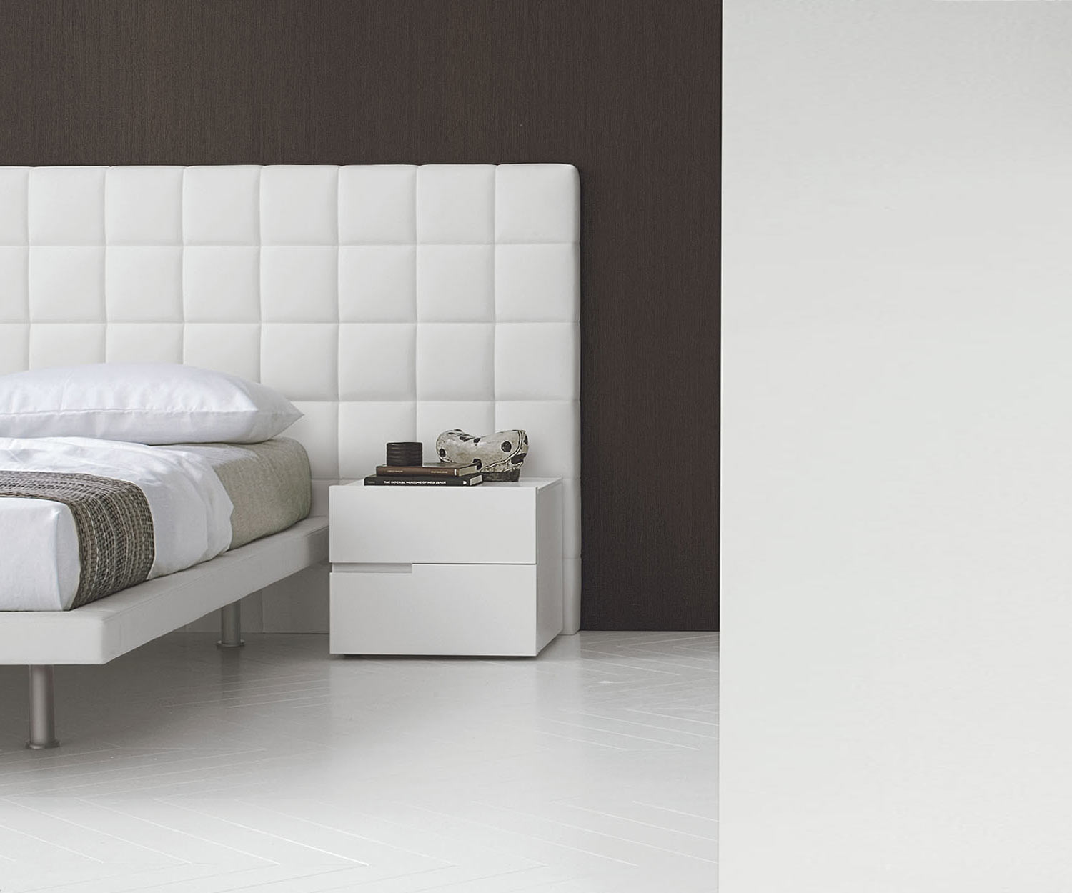 Design Nachttisch mit 2 Schubladen in Weiß im Schlafzimmer neben einem Bett