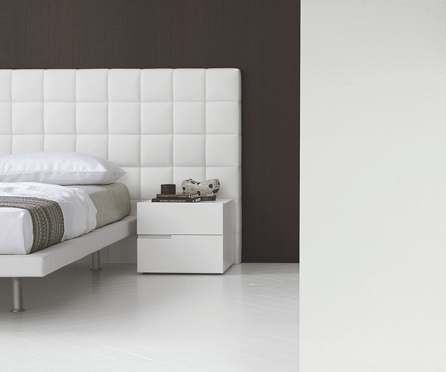 Design Nachttisch mit 2 Schubladen in Weiß im Schlafzimmer neben einem Bett Design Nachttisch mit 2 Schubladen in Weiß im Schlafzimmer neben einem Bett