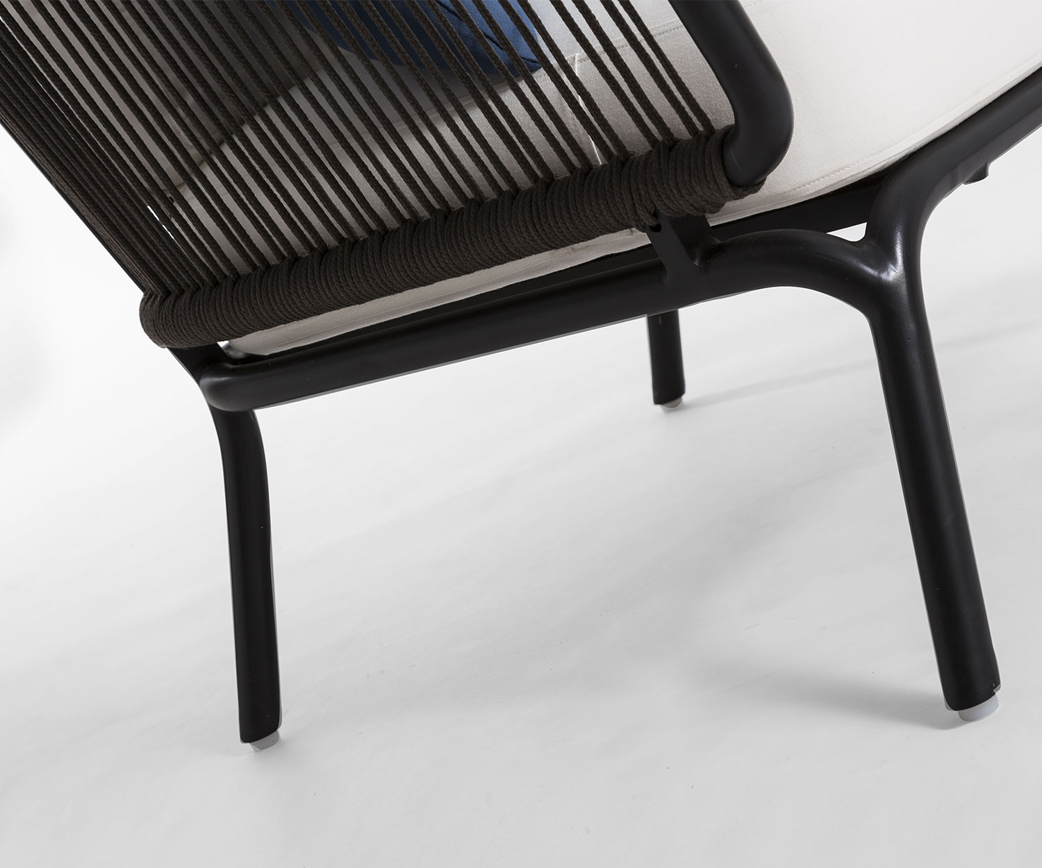 Hochwertiges Oasiq Yland Chaiselongue 2er Design Sofa im Detail Beine und Polster