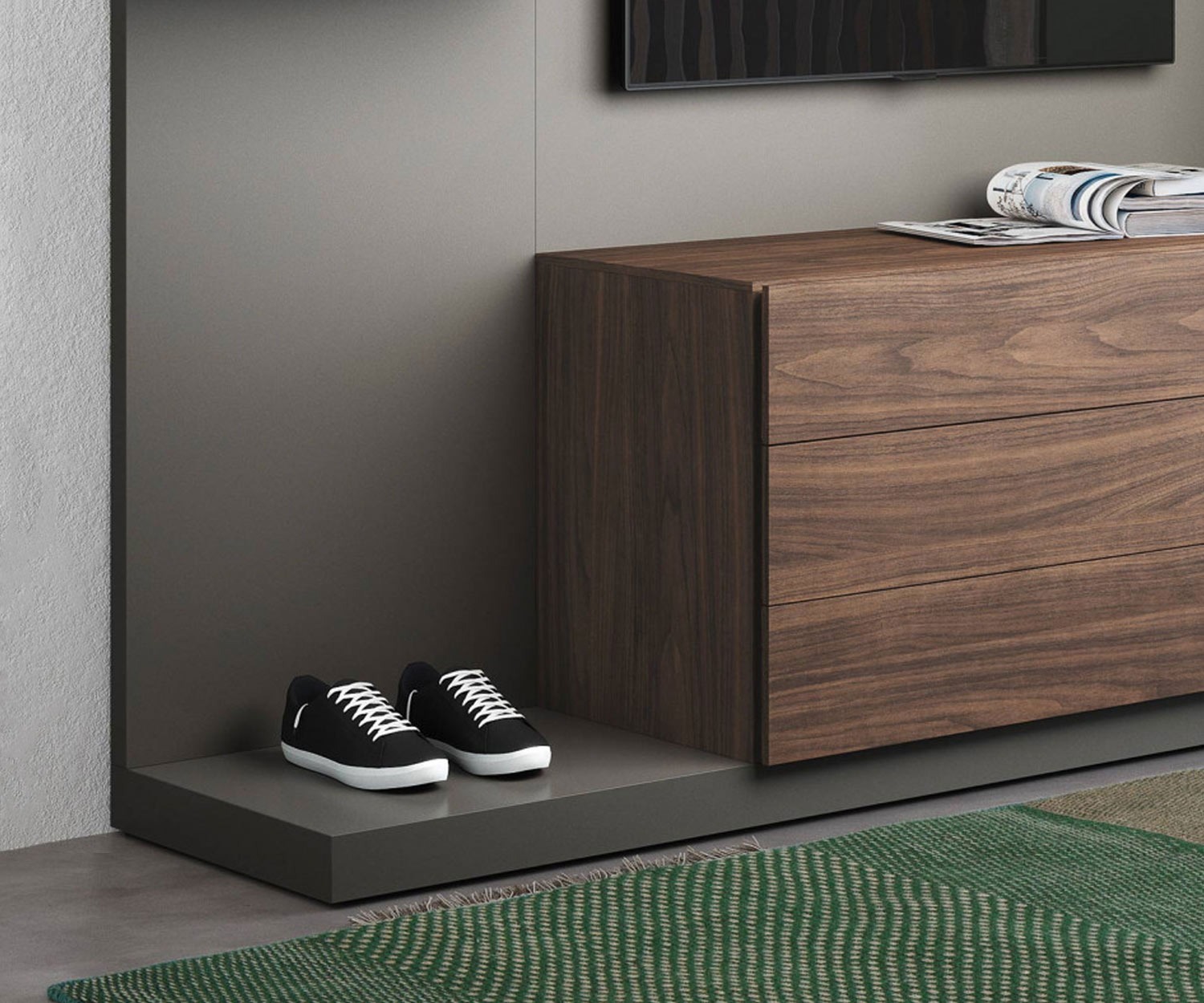 Im Detail die hochwertige Konsole mit Schubablage und die mit Walnuss veredelte Easy 9 Kommode Im Detail die hochwertige Konsole mit Schubablage und die mit Walnuss veredelte Easy 9 Kommode