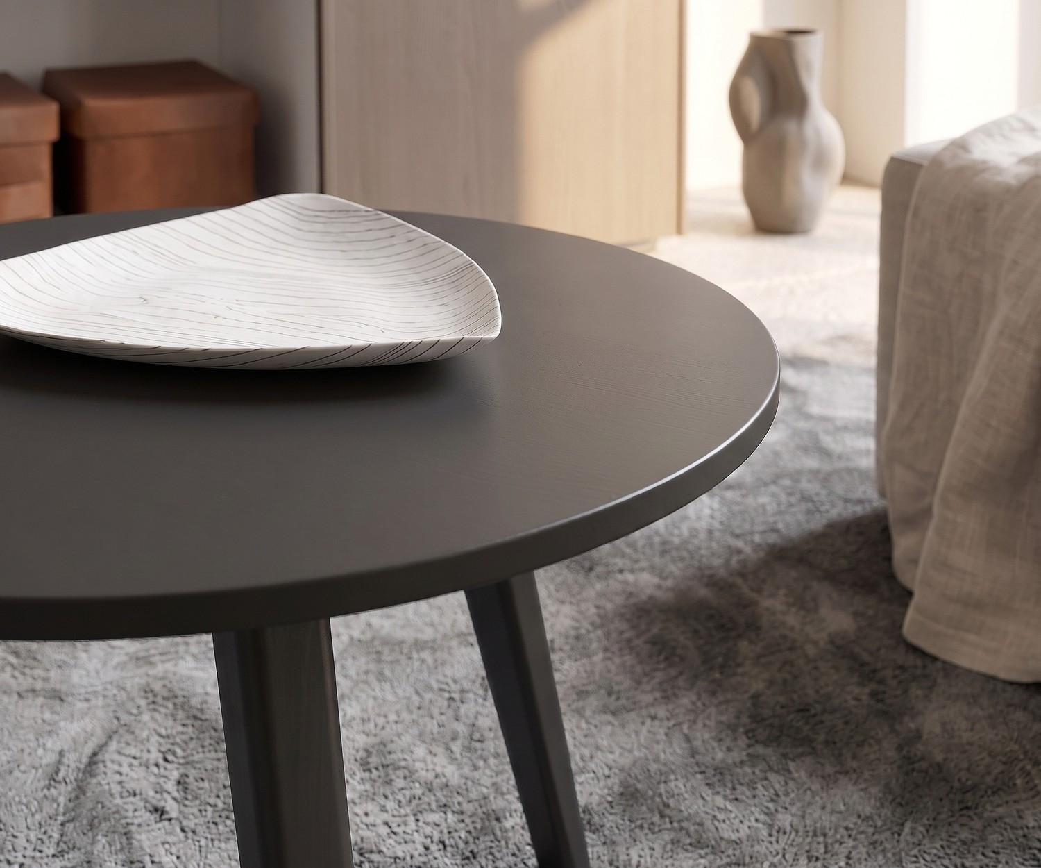 Beistelltisch Trio von Novamobili als Ablage im Wohnzimmer, runder Holz-Tisch in Dunkelgrau für modernen Wohnstil.