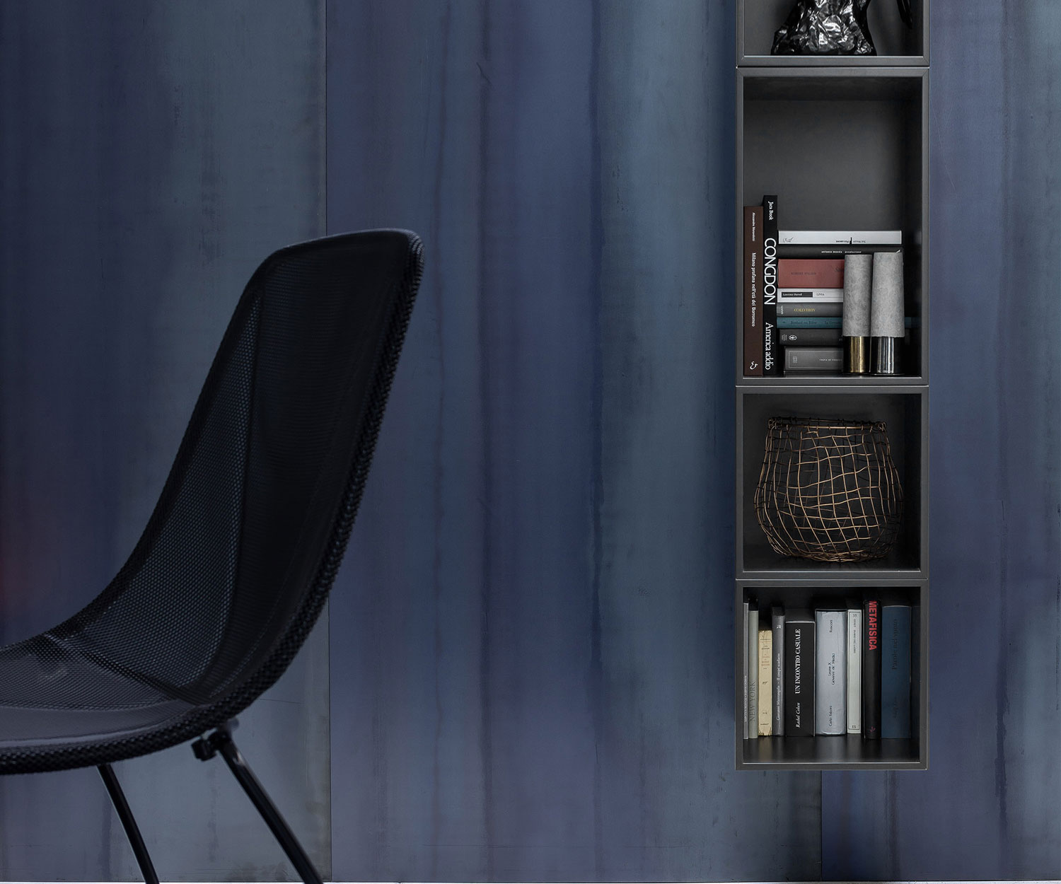 Design Wandregal vertikal hängend angeordnet