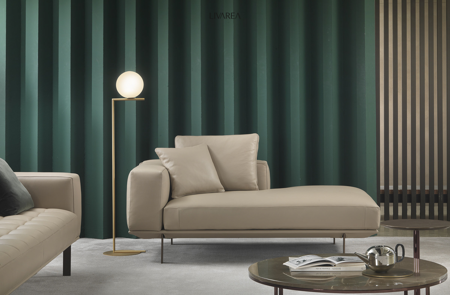 Klassisches Loungesofa Leder mit Chaiselongue geradliniges Design mit Marmor beistelltisch Tischplatte rund