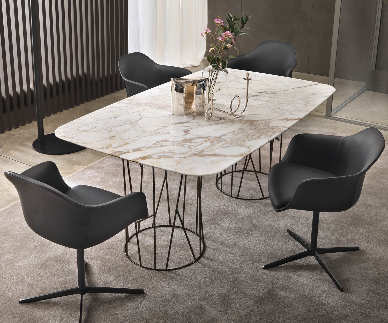 Design Esstisch Tischplatte in Calacatta Marmor als Gruppe mit Stühlen angeordnet