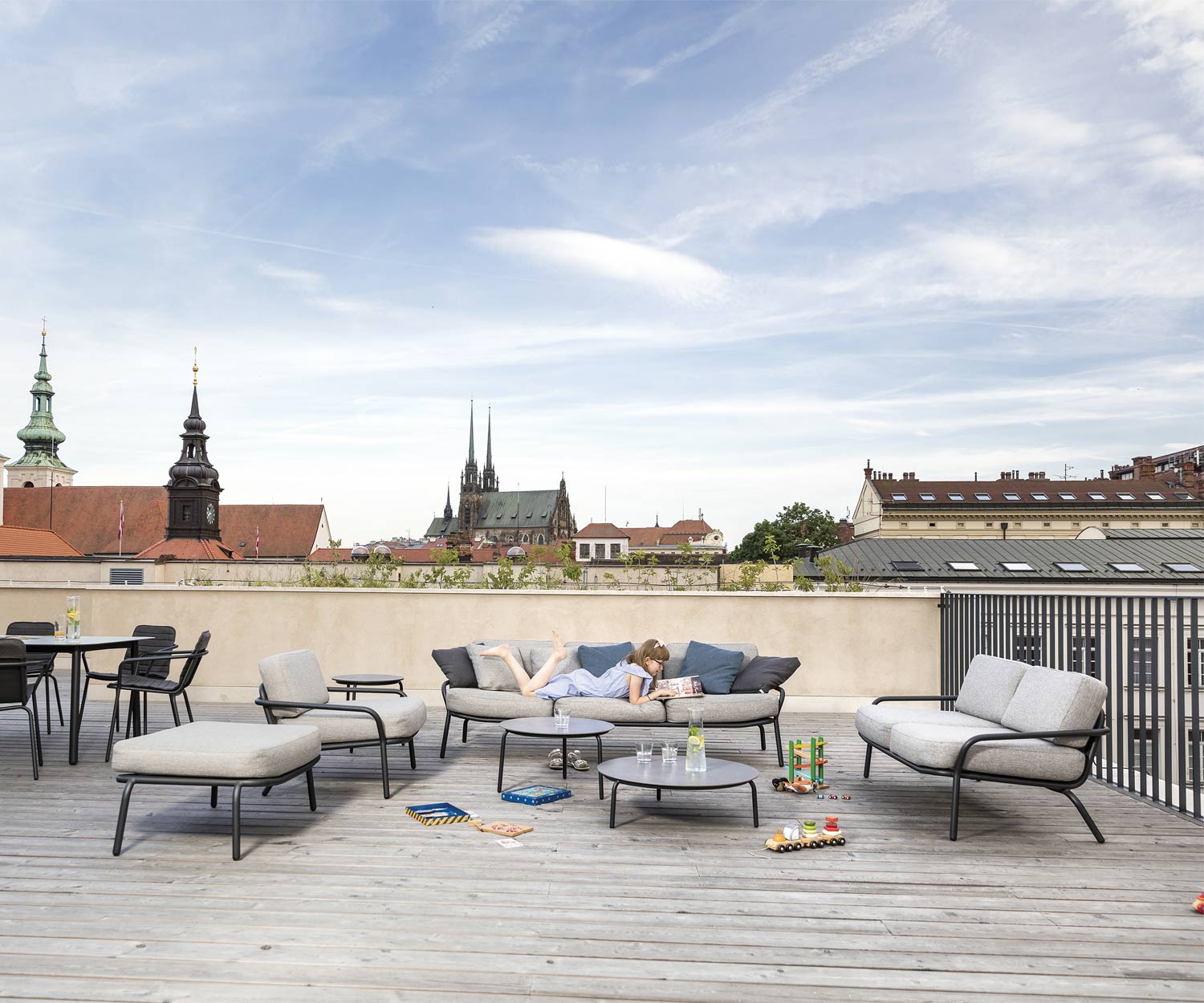 Todus Starling Kollektion mit Hocker, 2 Sitzer Gartensofa, Loungesessel und 3 Sitzer auf einer Dachterrasse