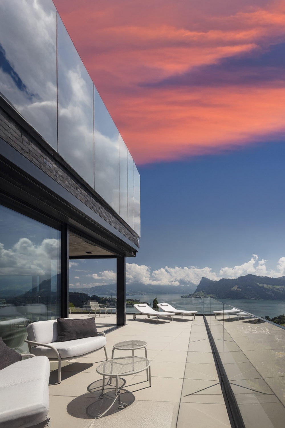 modern-gestaltete-terrasse-mit-weiss-grauen-moebeln